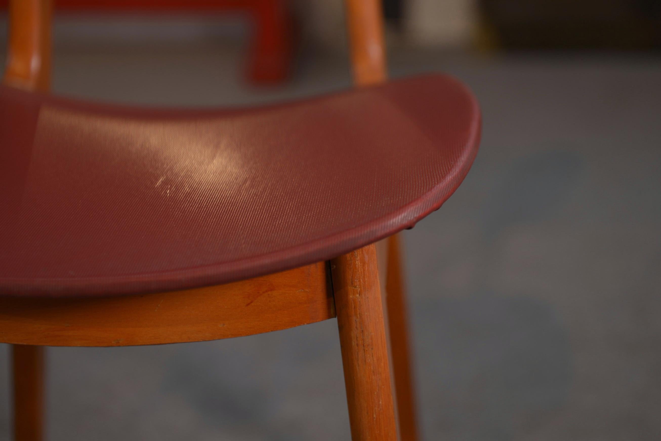 Faux Leather Ensemble de 4 chaises design chêne et skaï bordeaux 1960's For Sale