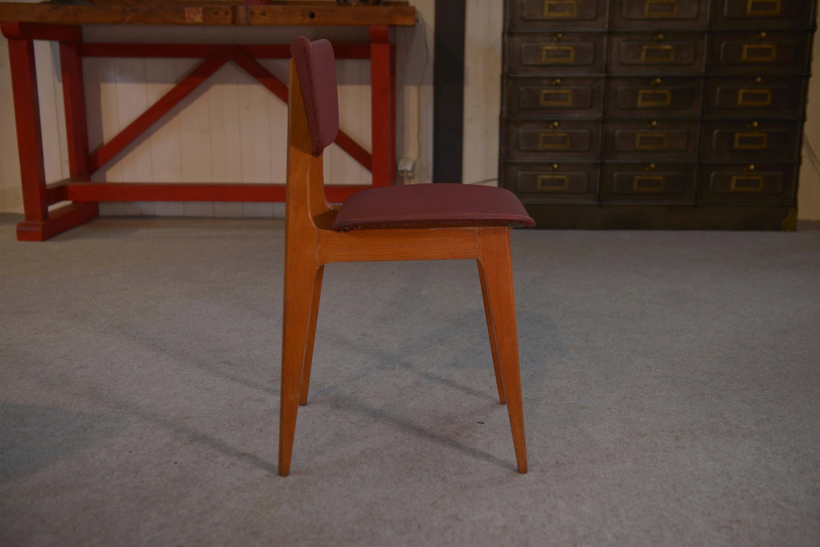 Ensemble de 4 chaises design chêne et skaï bordeaux 1960's For Sale 1