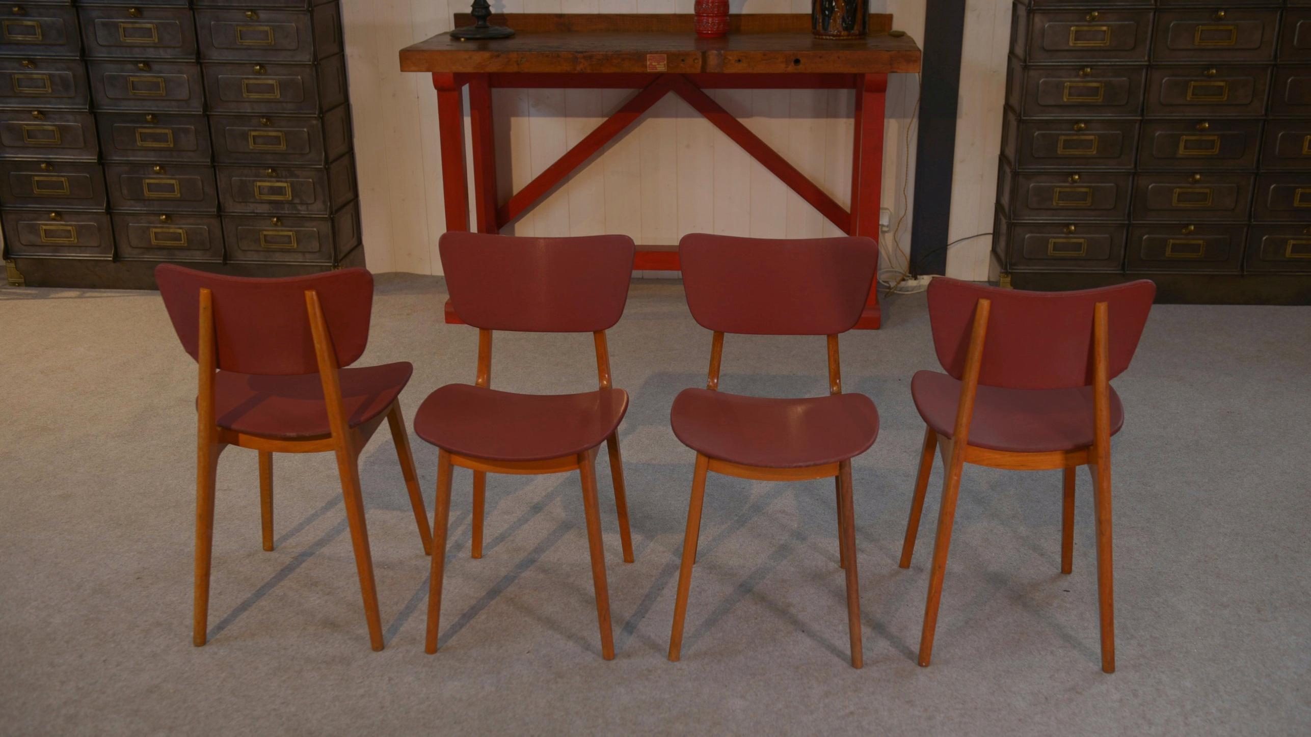 Ensemble de 4 chaises design chêne et skaï bordeaux 1960's For Sale 2