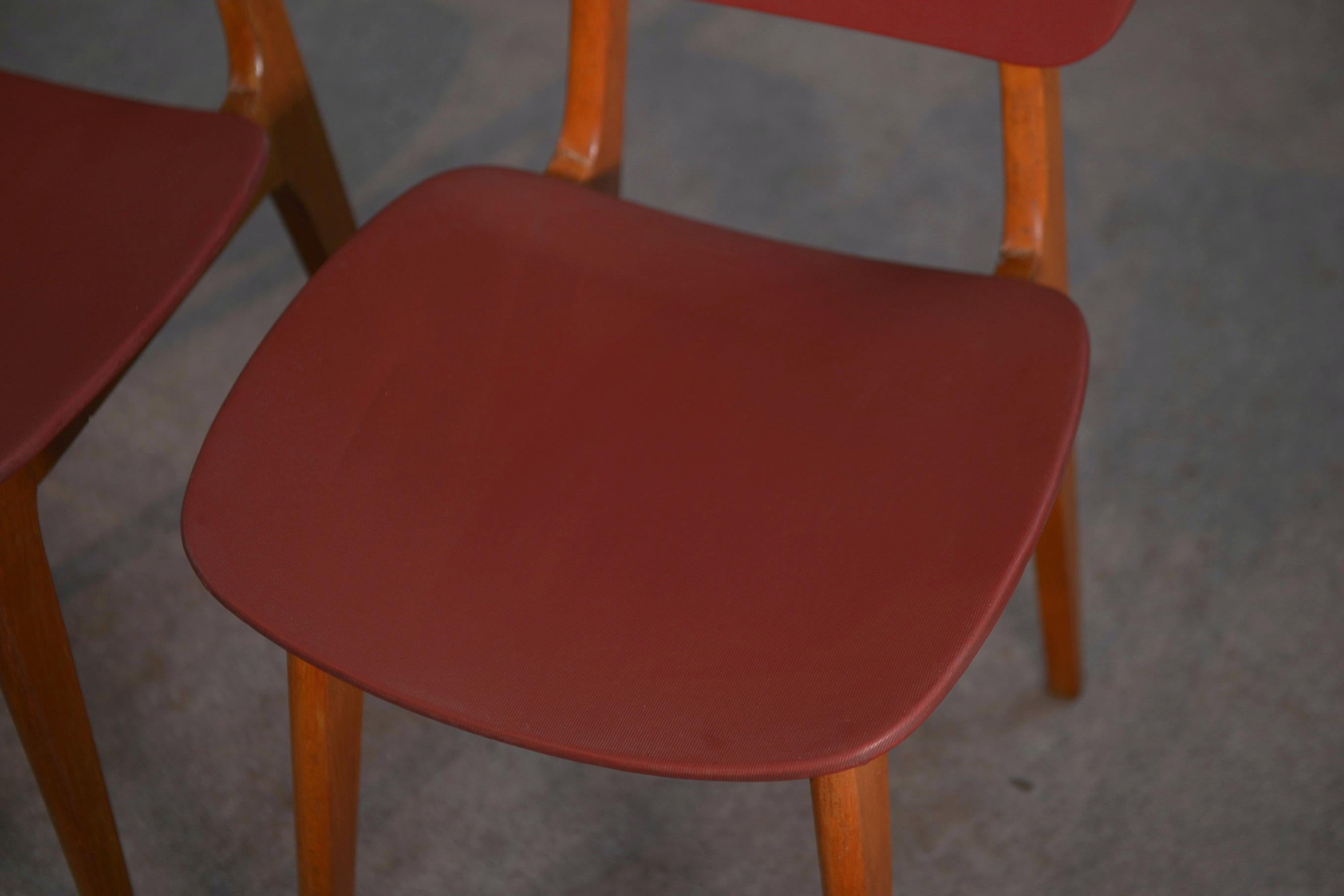 Ensemble de 4 chaises design chêne et skaï bordeaux 1960's For Sale 3