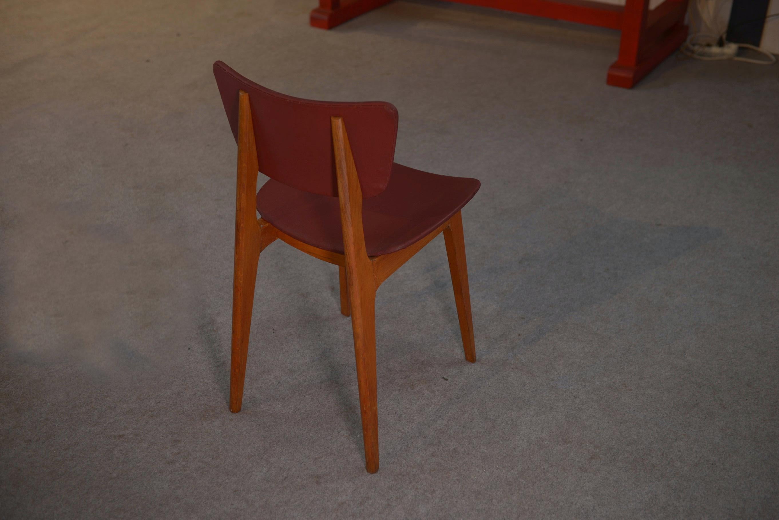 Ensemble de 4 chaises design chêne et skaï bordeaux 1960's For Sale 4