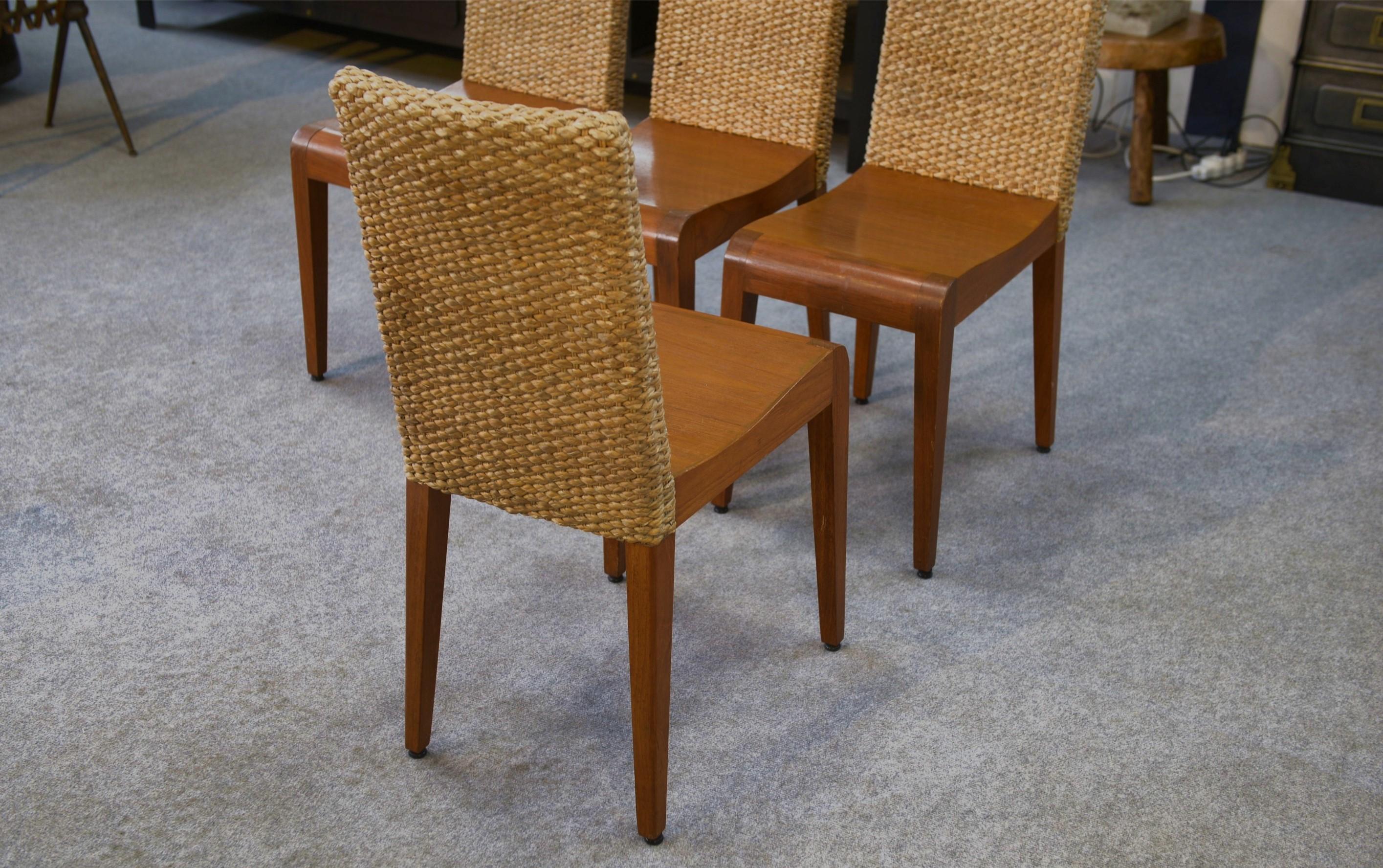 Ensemble de 4 chaises éditées par Yothaka

Yothaka est une marque thaïlandaise fondée en 1989, pionnière dans l'utilisation de la jacinthe d'eau pour créer du mobilier artisanal. Dirigée par le designer Suwan Kongkhunthian, l'entreprise marie
