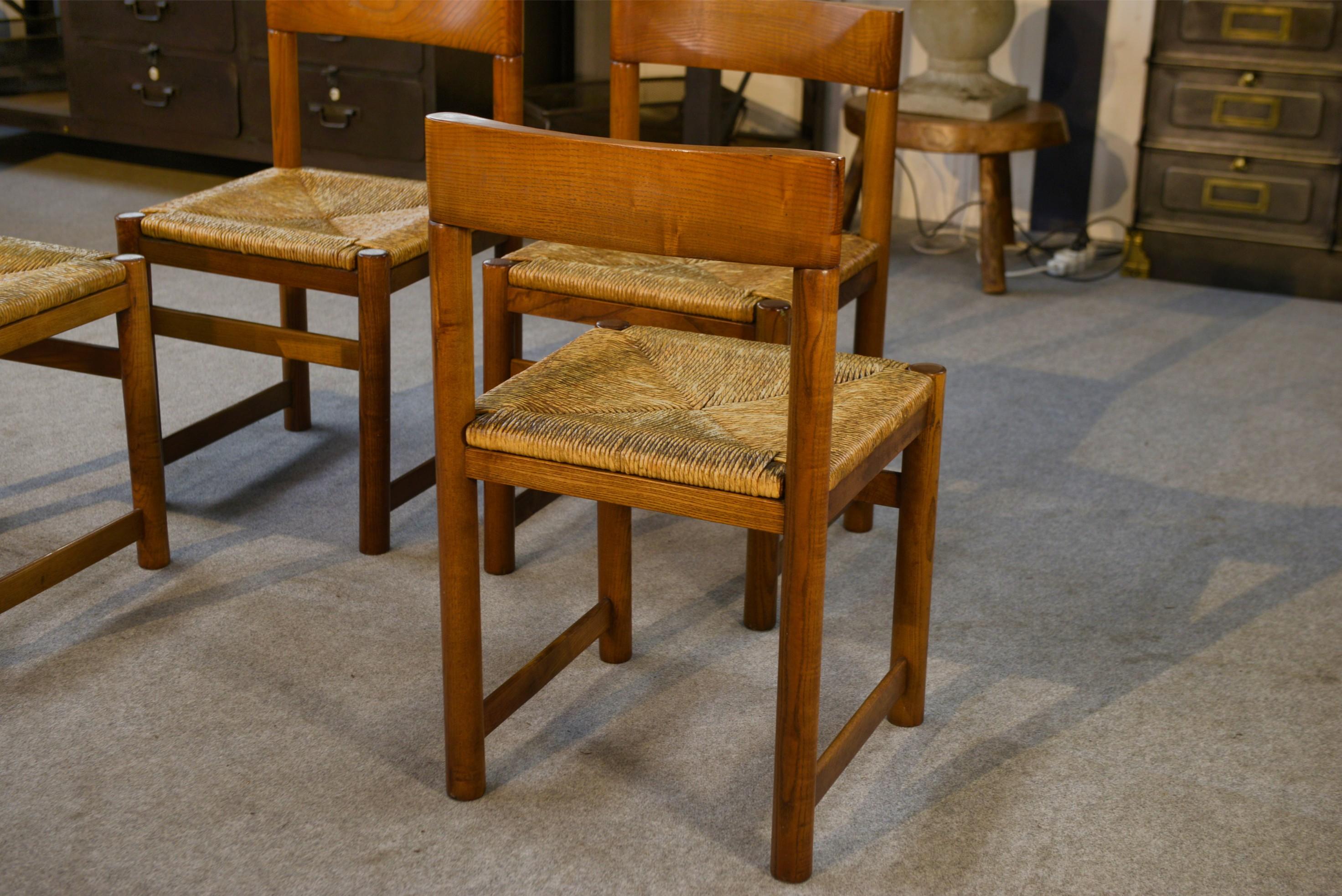 Ensemble de 4 chaises en orme massif dans le goût Maison Regain 1960's en vente 4
