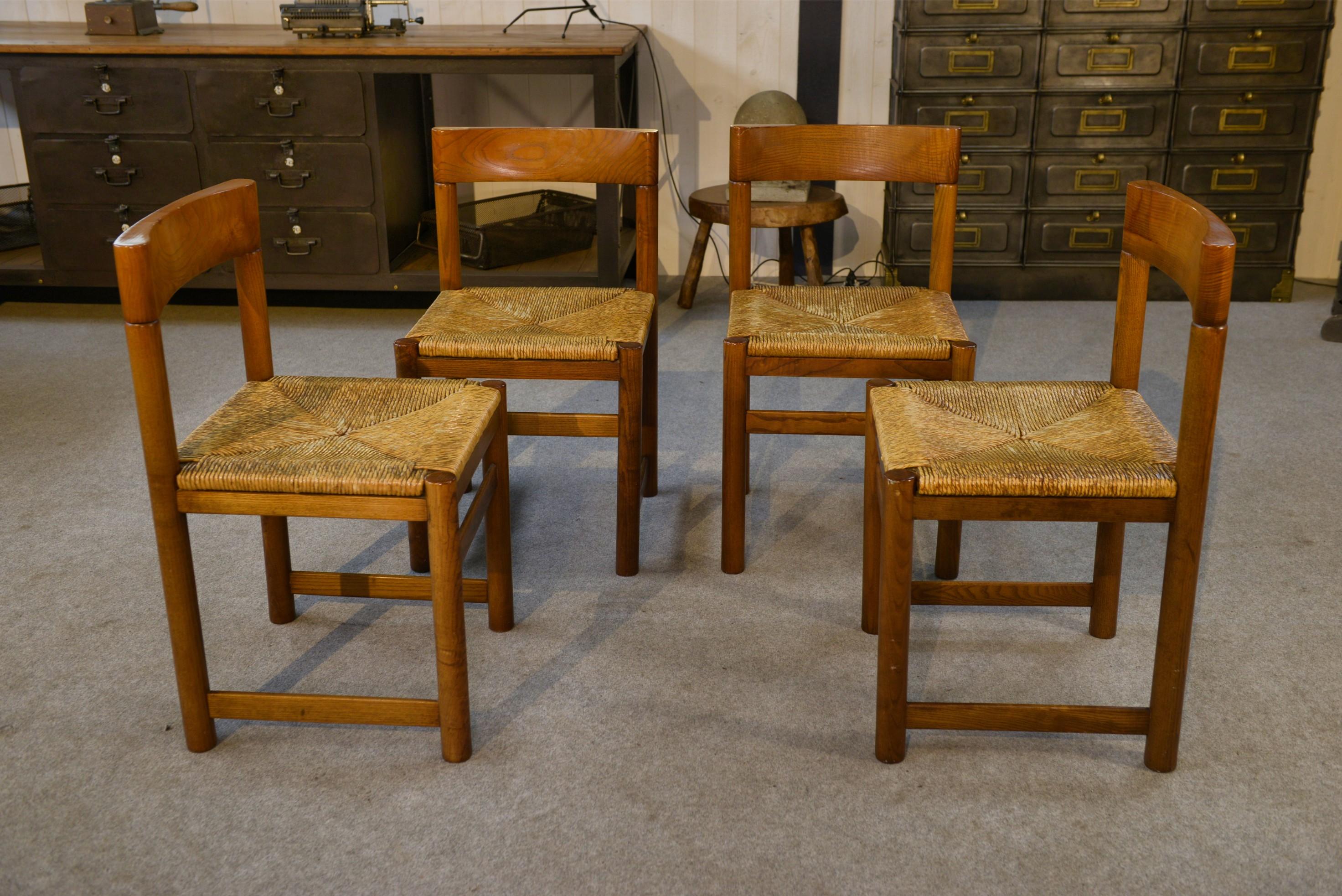 Ensemble de 4 chaises en orme massif dans le goût Maison Regain 1960's en vente 5
