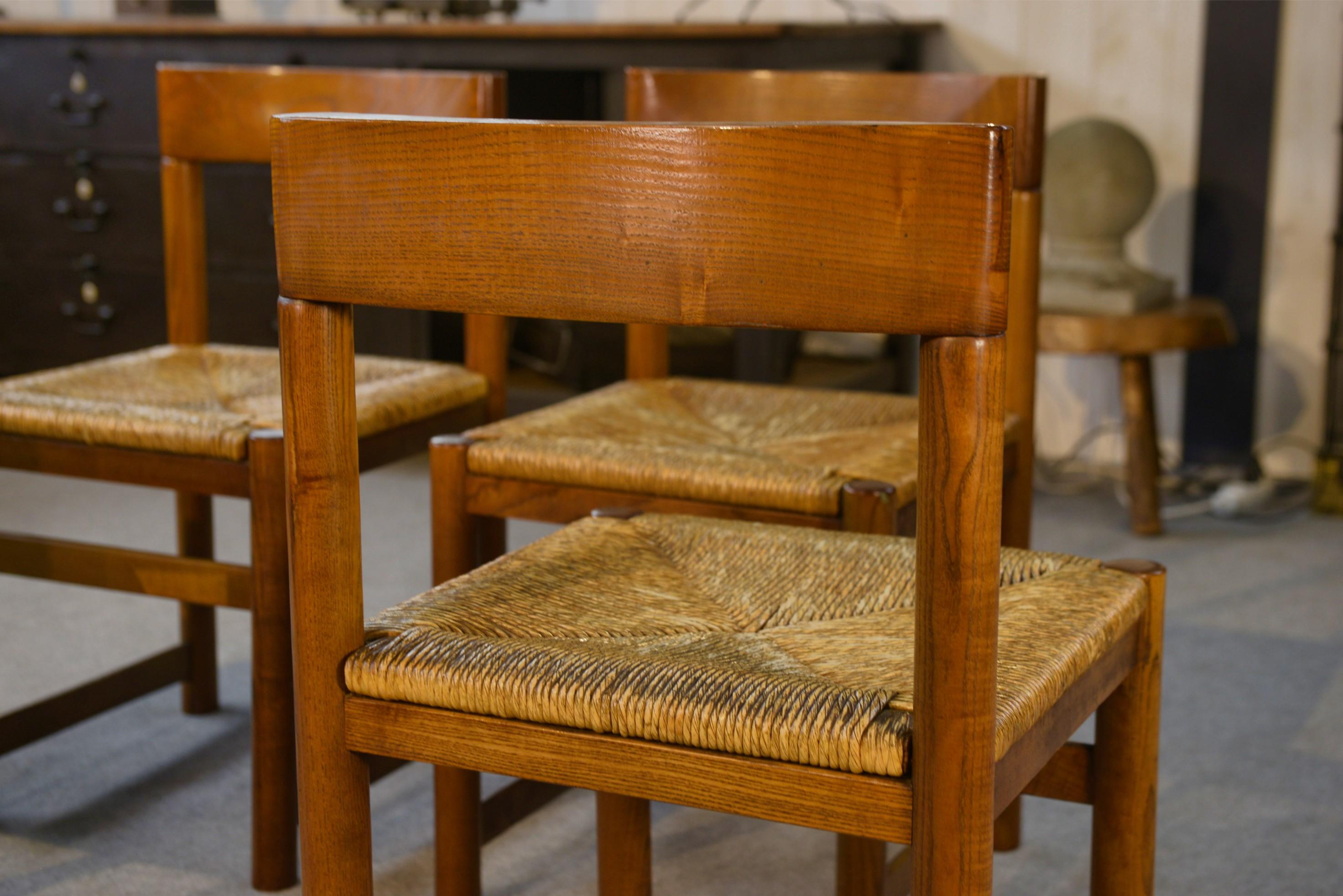 Ensemble de 4 chaises en orme massif dans le goût Maison Regain 1960's en vente 6
