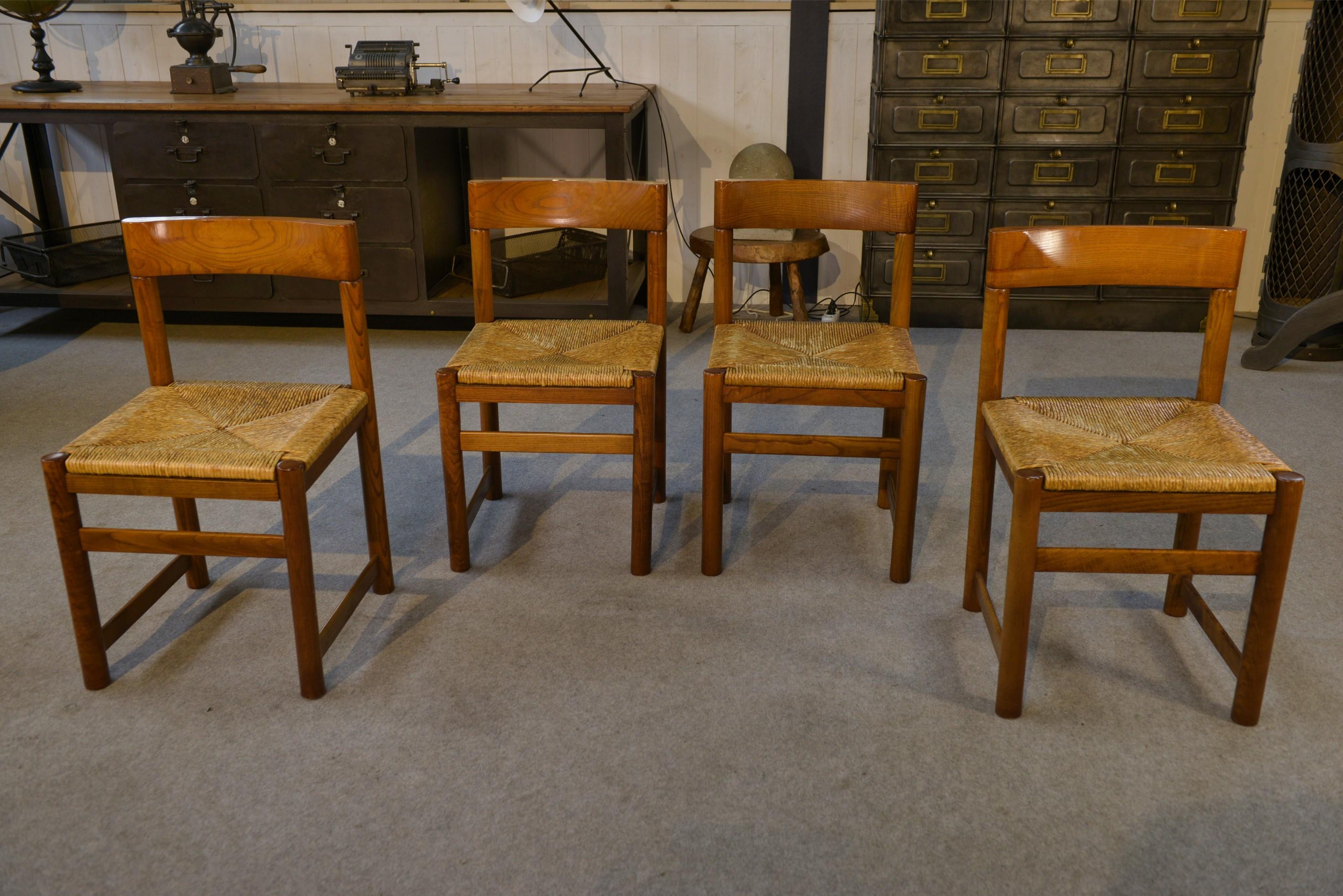 Ensemble de 4 chaises en orme massif et assise en jonc dans le goût Maison Regain 1960's