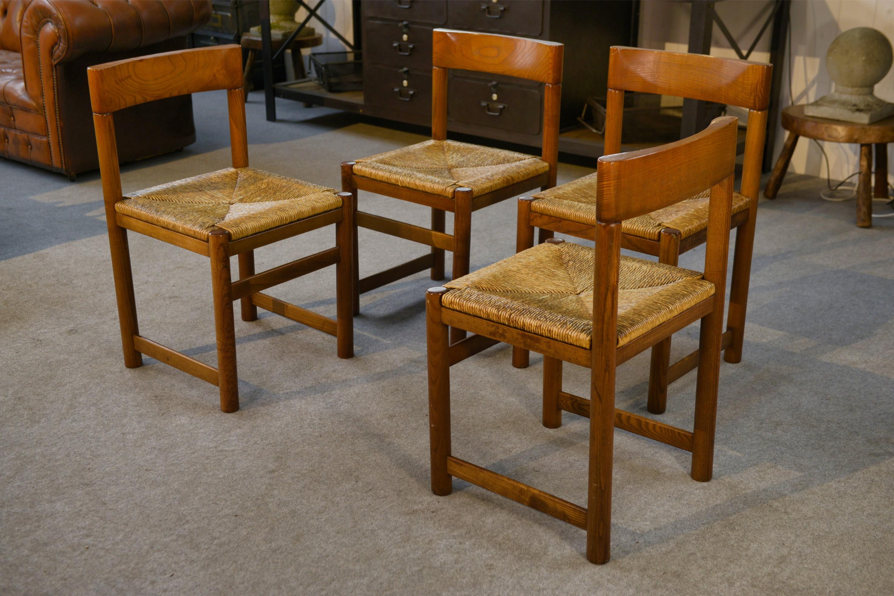 Français Ensemble de 4 chaises en orme massif dans le goût Maison Regain 1960's en vente