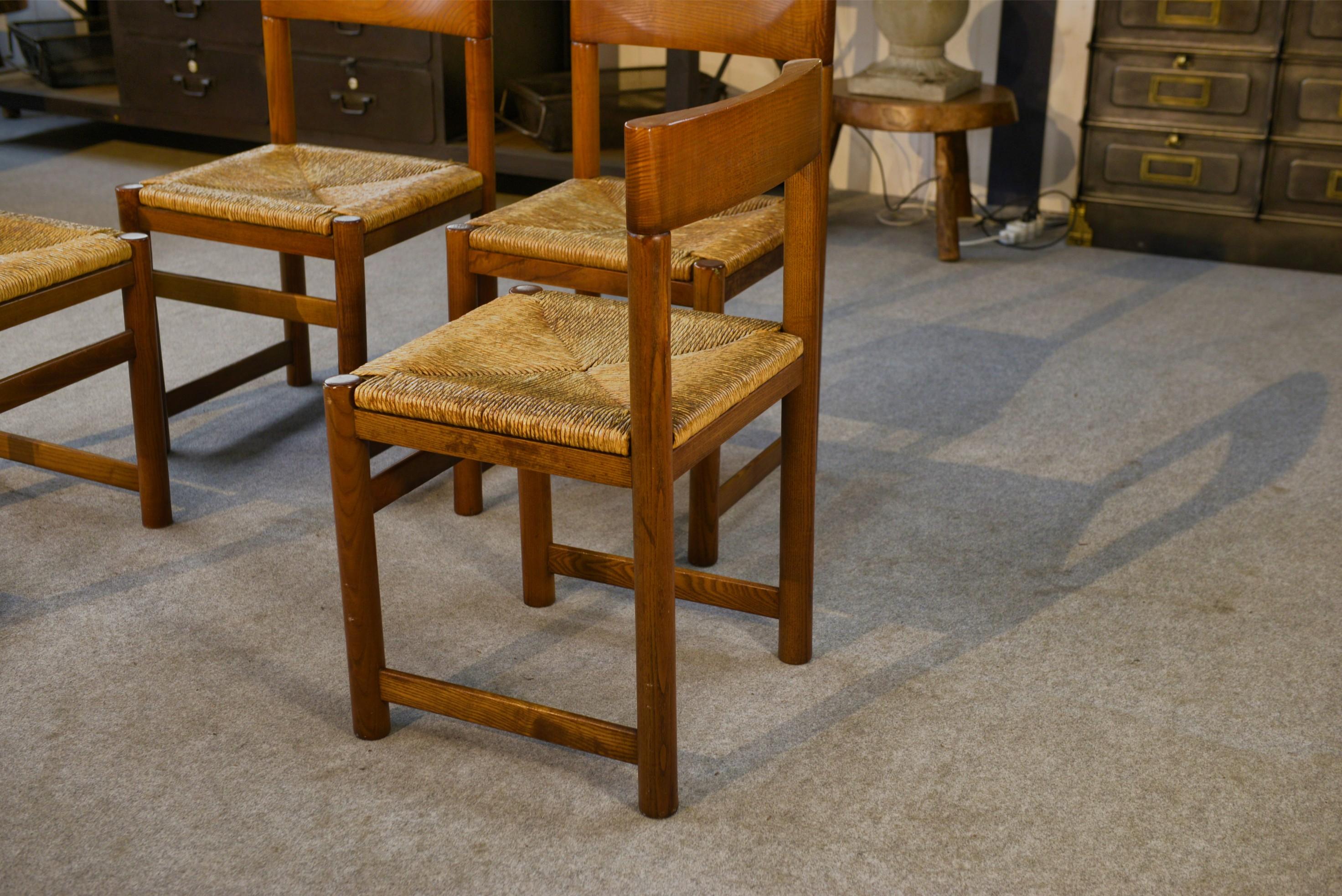 Ensemble de 4 chaises en orme massif dans le goût Maison Regain 1960's en vente 1