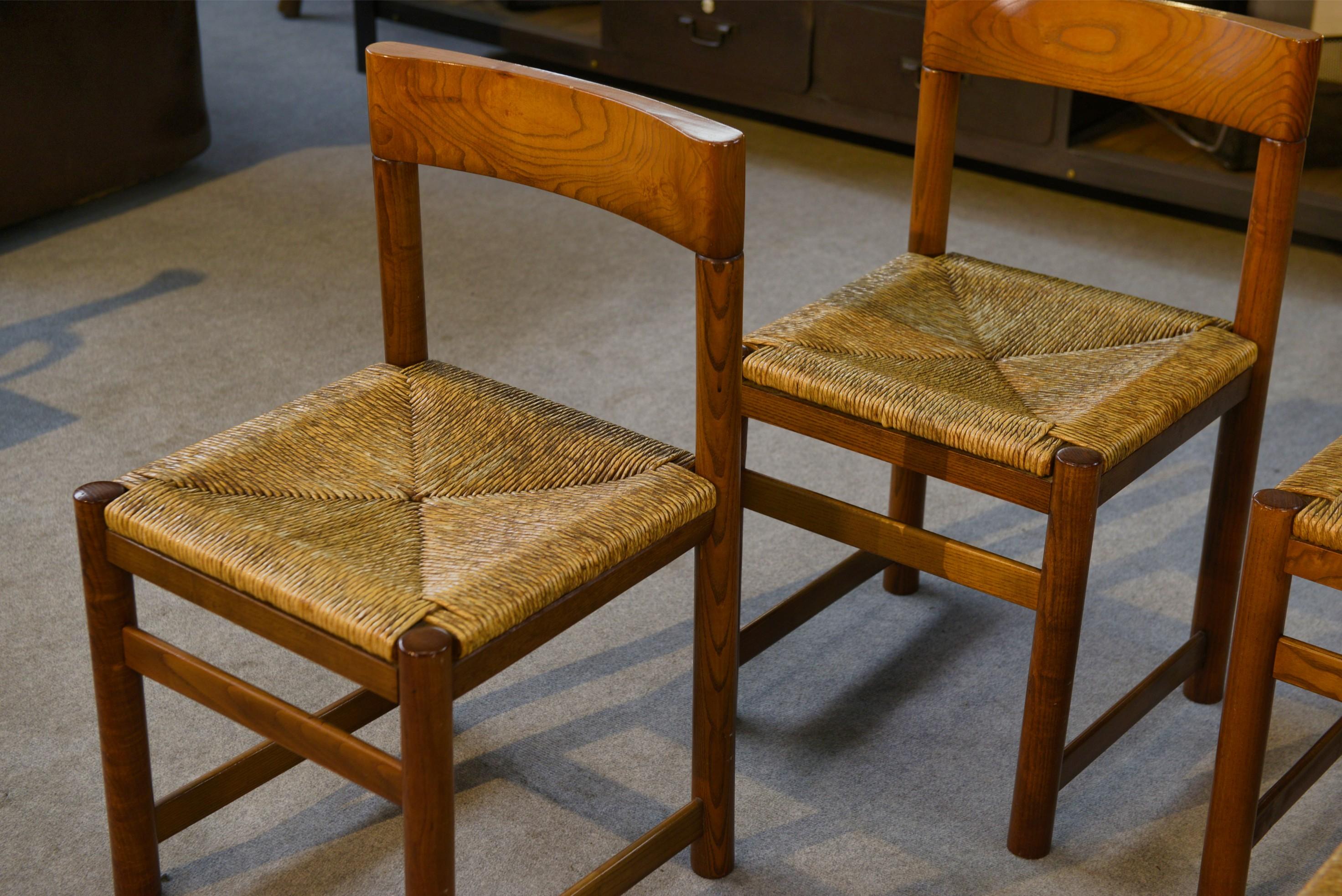Ensemble de 4 chaises en orme massif dans le goût Maison Regain 1960's en vente 3