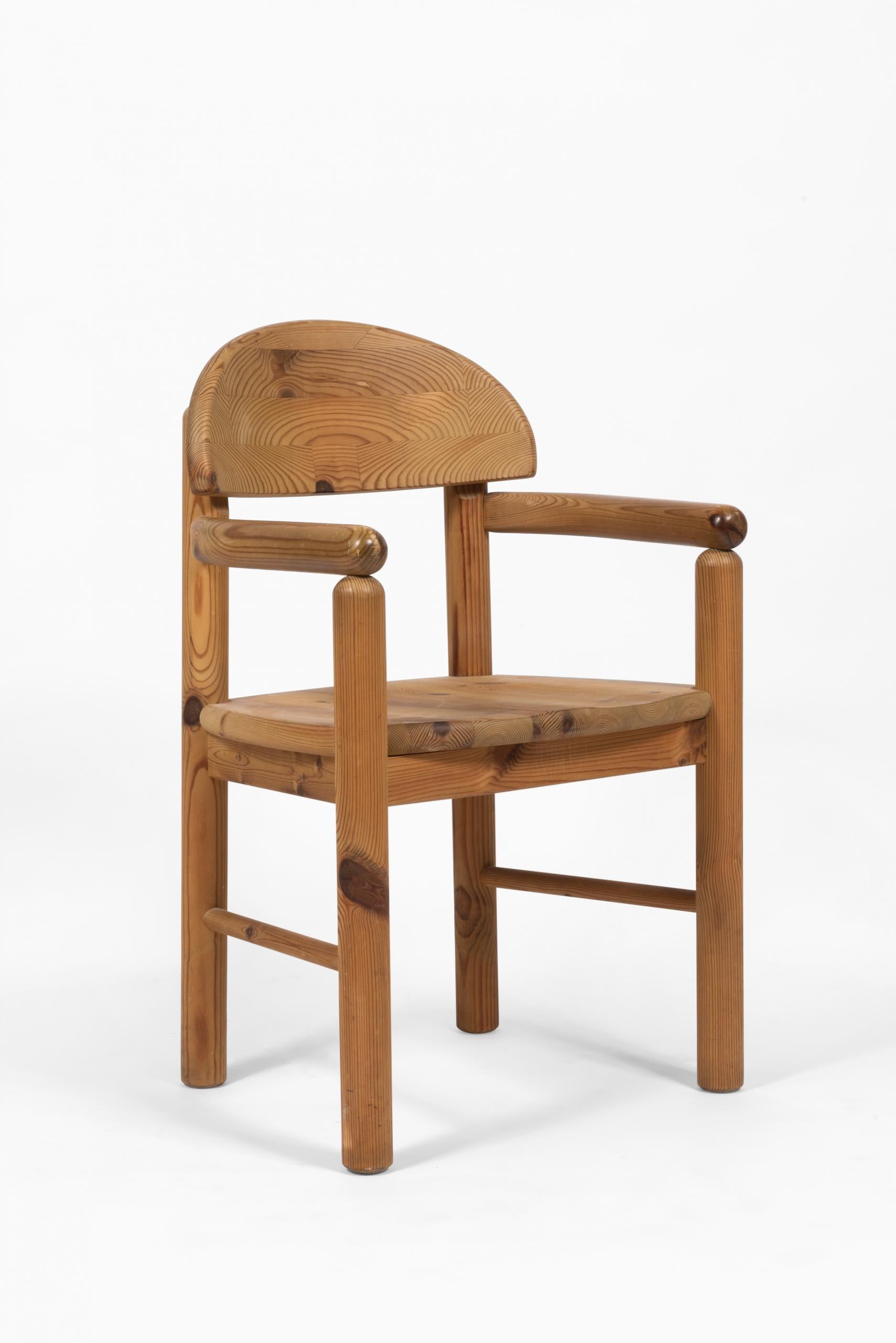 Ensemble de 6 chaises en pin poli dans le goût de Rainer Daumiller, style mobilier brutaliste.

Modèle produit par Hirtshals Savvaerk Mobler Denmark (scierie Hirtshals). Fabrice selon la qualité et le design scandinave.

4 chaises + 2 chaises