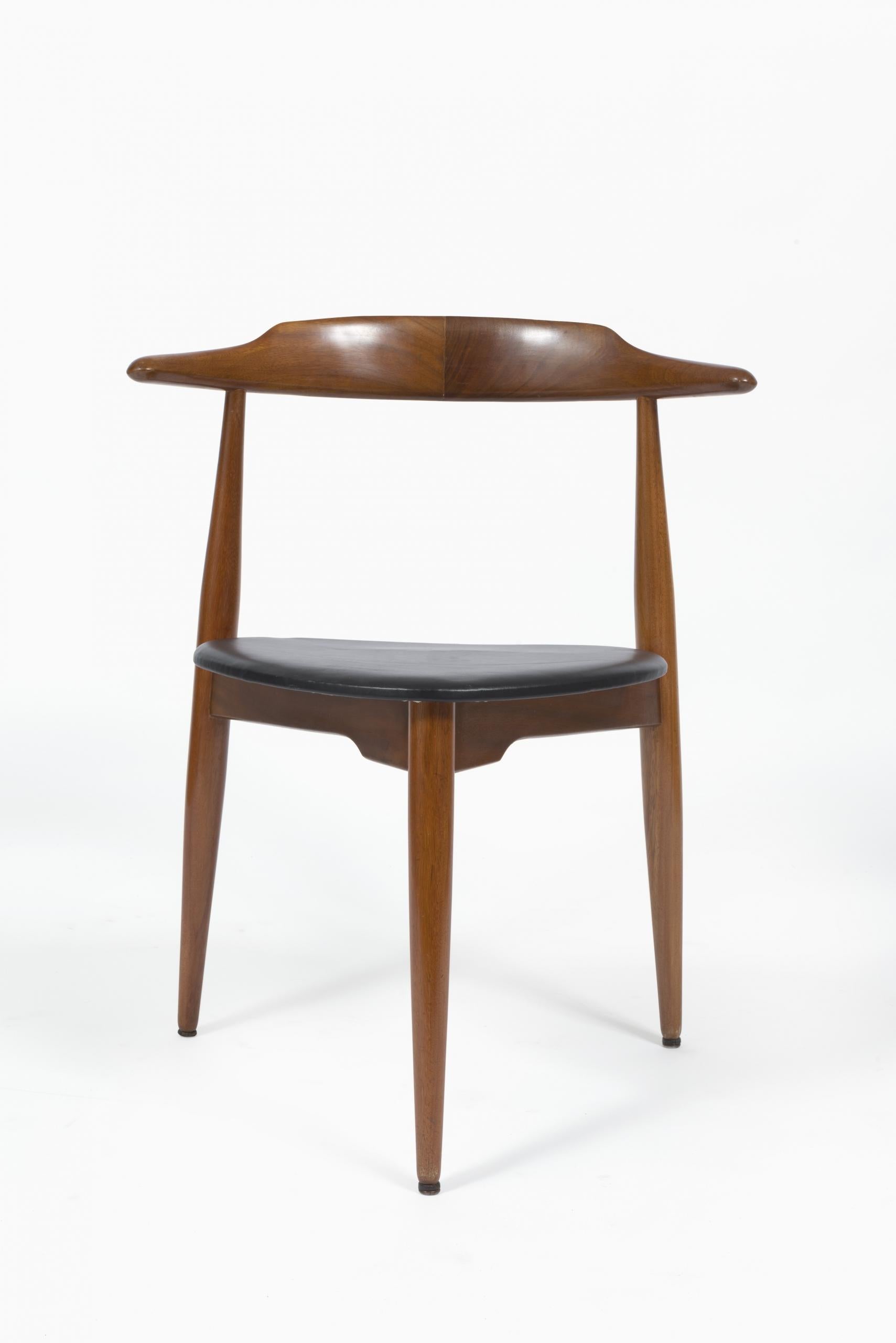 Modèle conçu à l'origine par Hans J. Wegner dans les années 1950, le FH4103 a été fabriqué par Fritz Hansen et vendu à Londres par Story's of Kensington.

Construites en bois de hêtre, les chaises FH4103 sont également connues sous le nom de