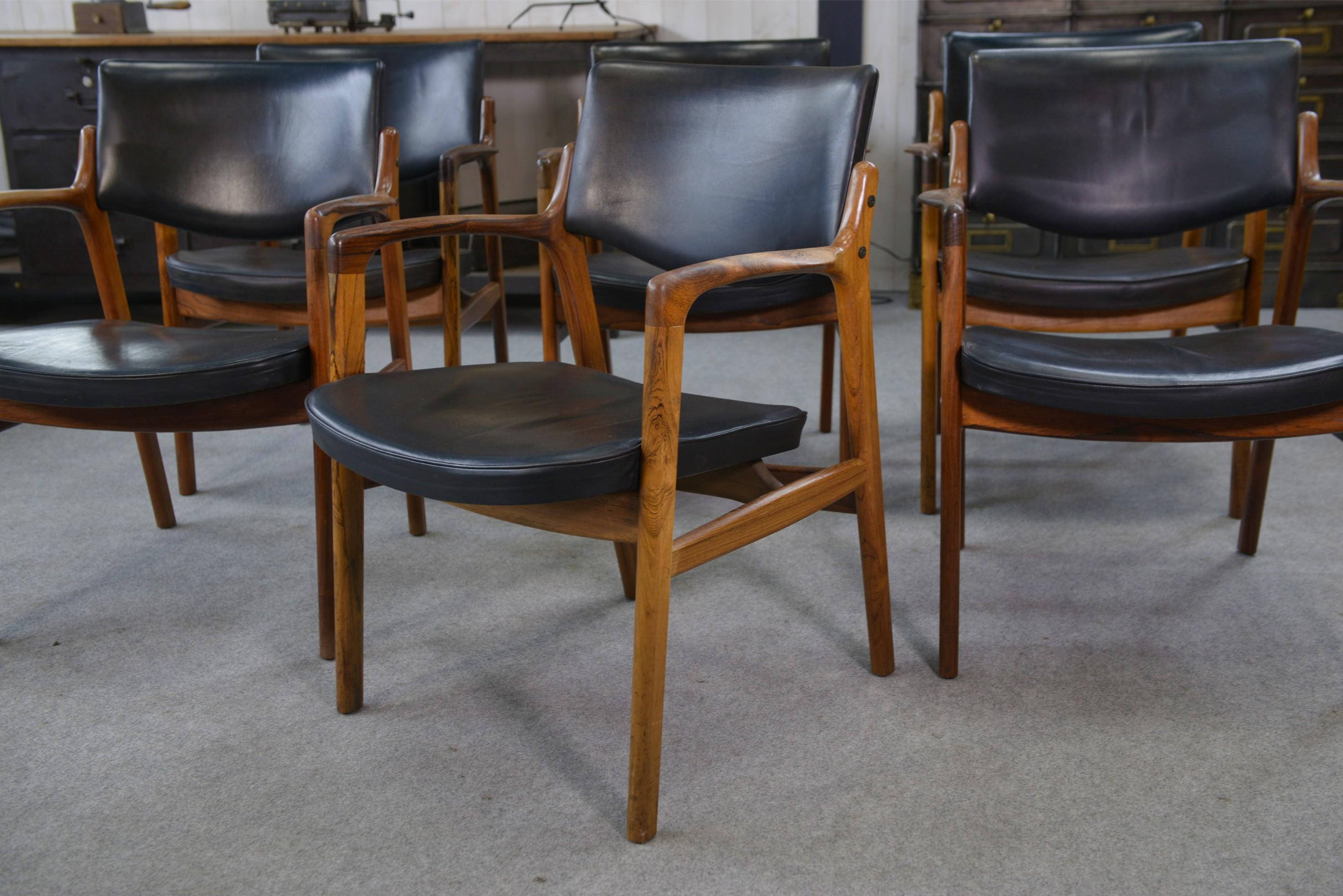 Ensemble de 6 fauteuils scandinaves en cuir et palissandre par Gondo Gravesen pour l'Atelier Bondo Gravesen Snedkerier 1960's

Gondo Gravesen est un designer danois actif dans les années 1950-60, connu pour son travail élégant et fonctionnel dans la
