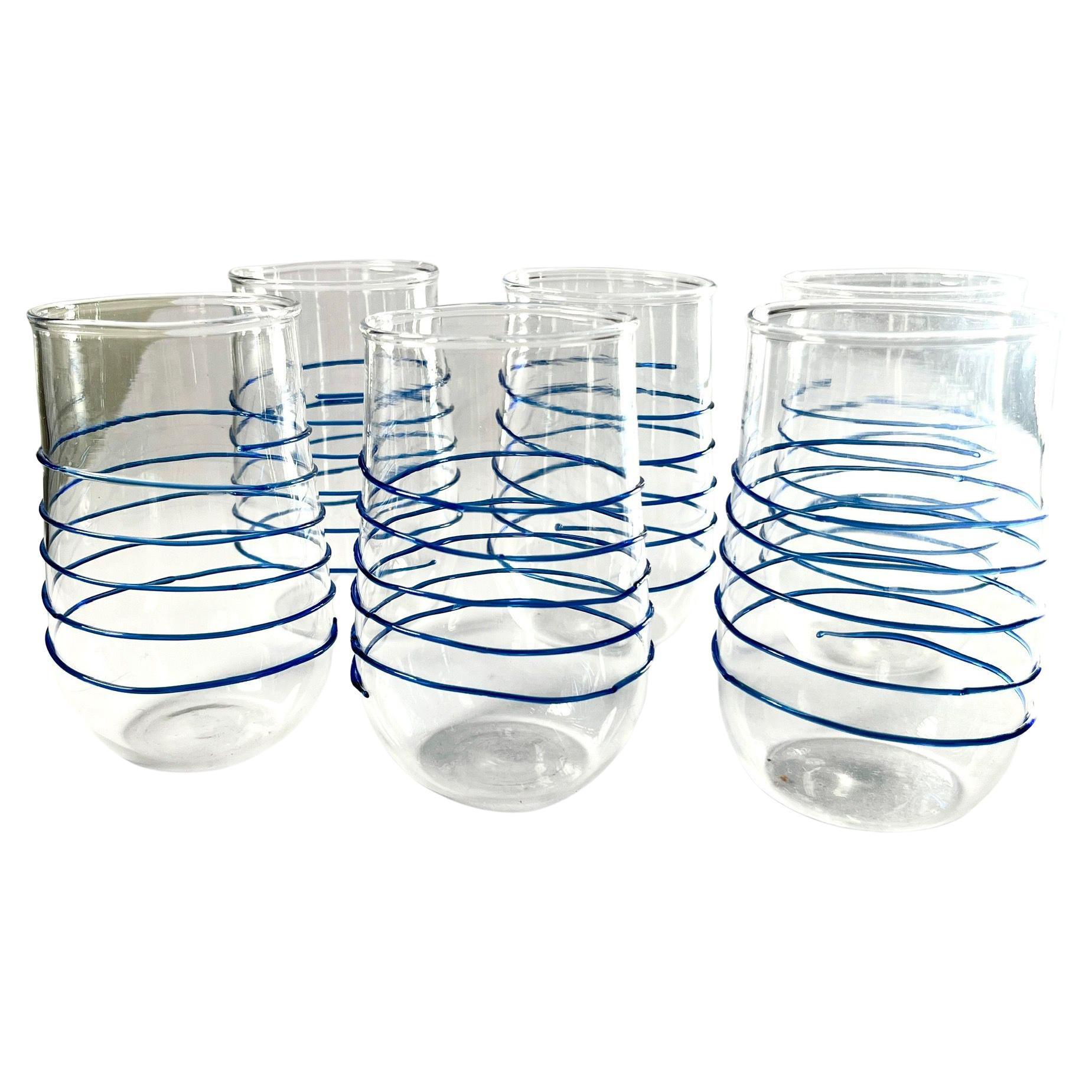 Ensemble de 6 grands verres à eau en verre blanc à spirale bleue en vente