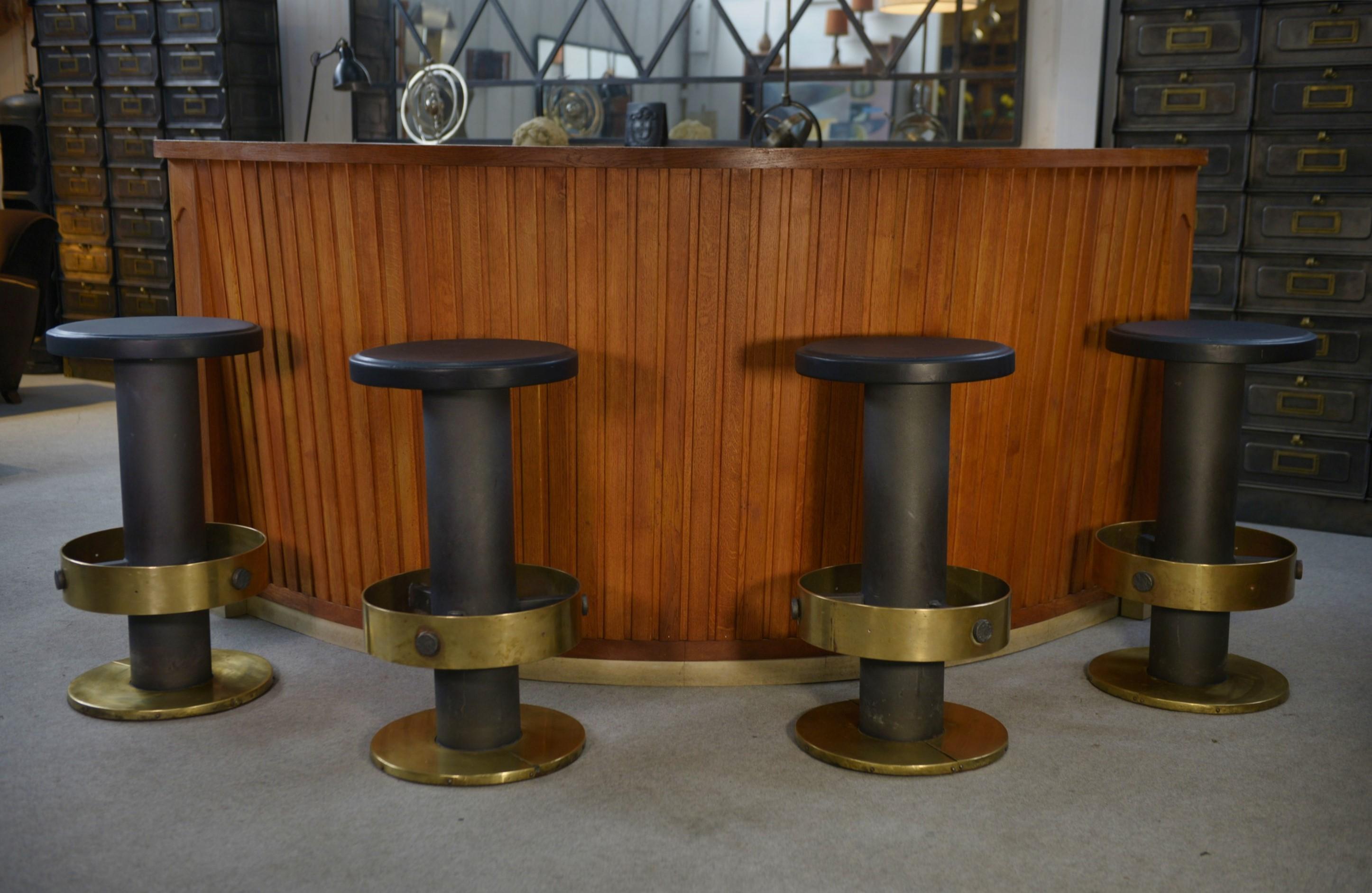 Ensemble de 6 tabourets en acier et laiton 1980's

Pièces sculpturales, ces six tabourets mêlent la rigueur industrielle de l'acier à l'éclat chaleureux du laiton. Leur dessin cylindrique, presque architectural, en fait des sièges de belle facture