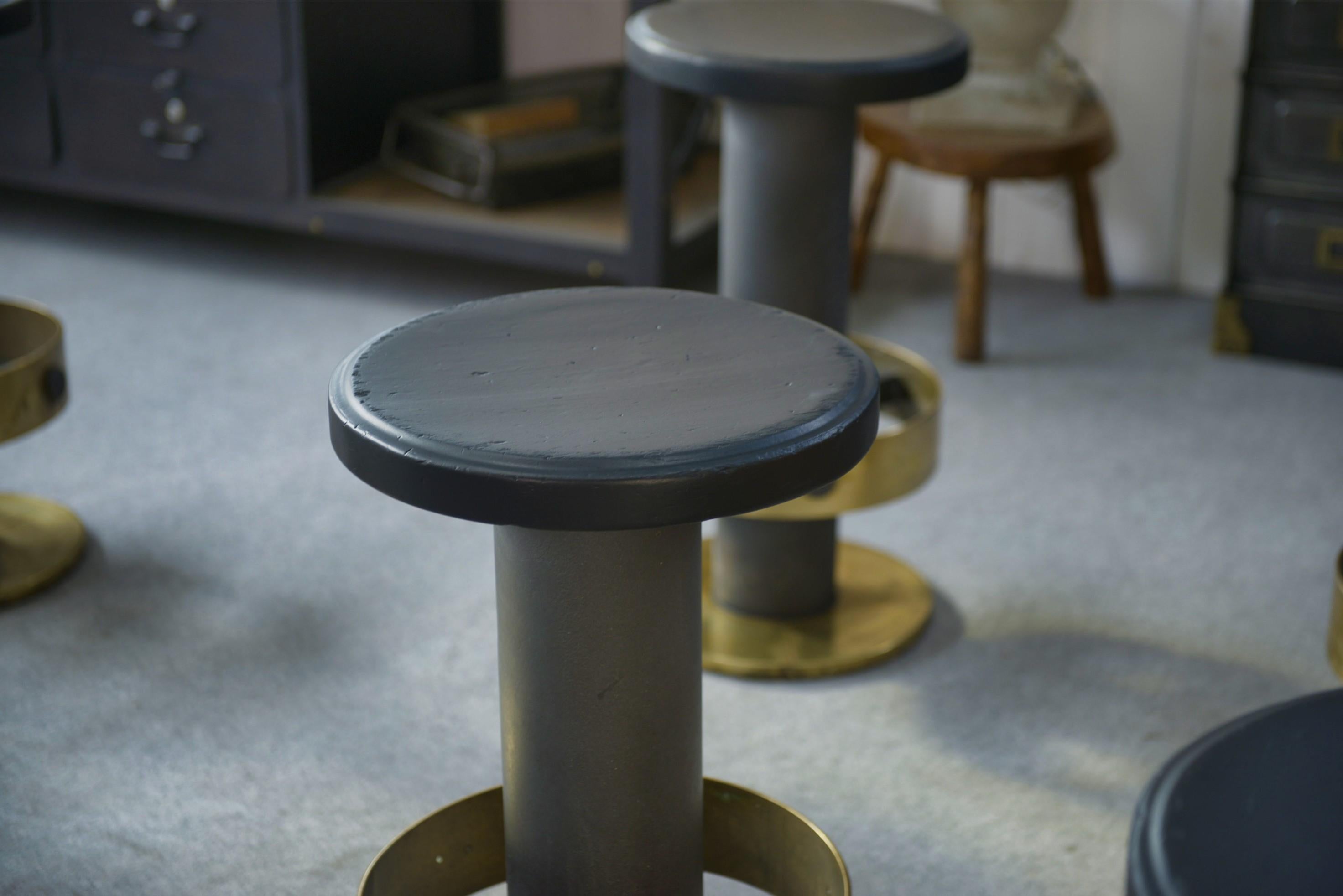 Minimaliste Ensemble de 6 tabourets en acier et laiton 1980's en vente