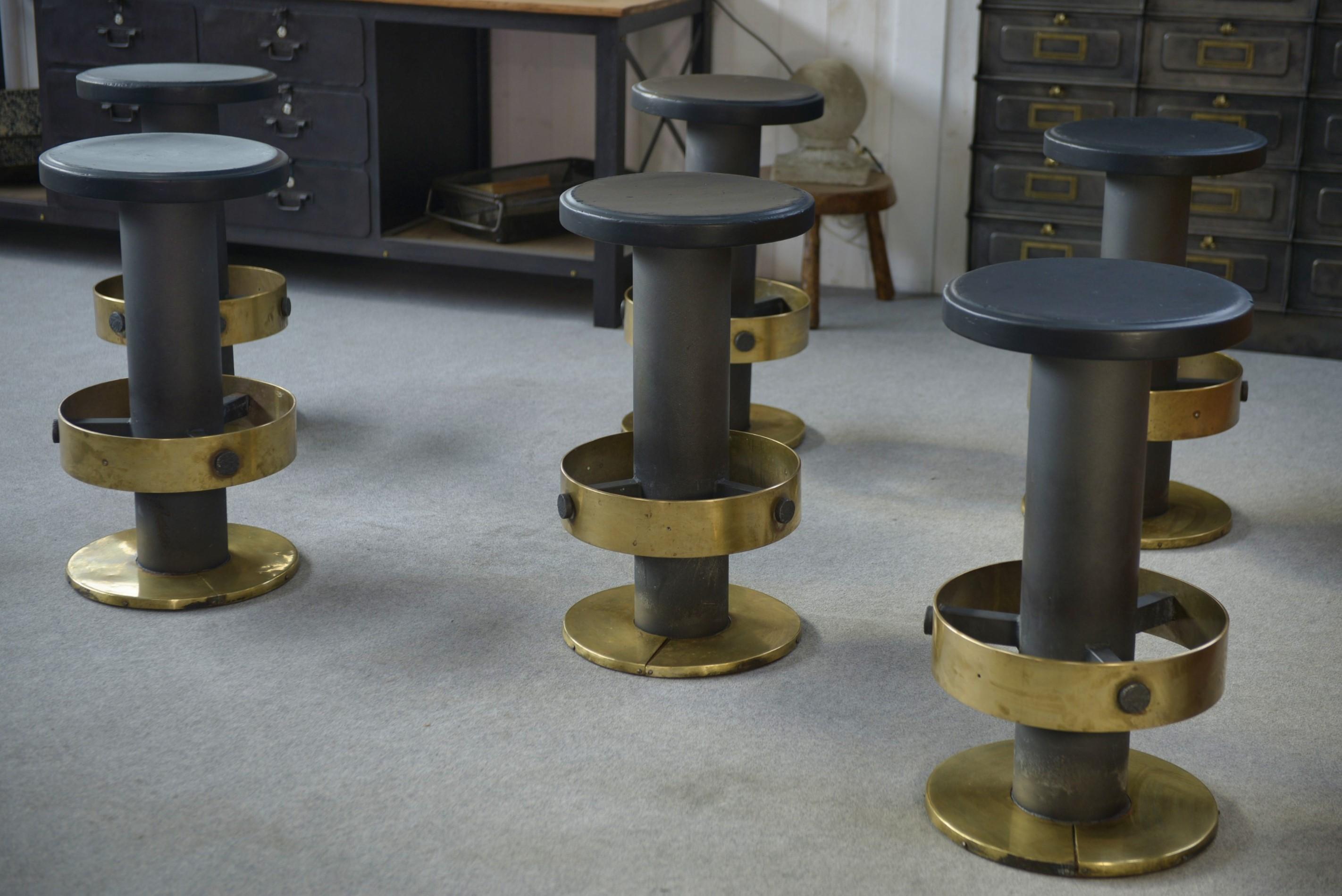 Français Ensemble de 6 tabourets en acier et laiton 1980's en vente