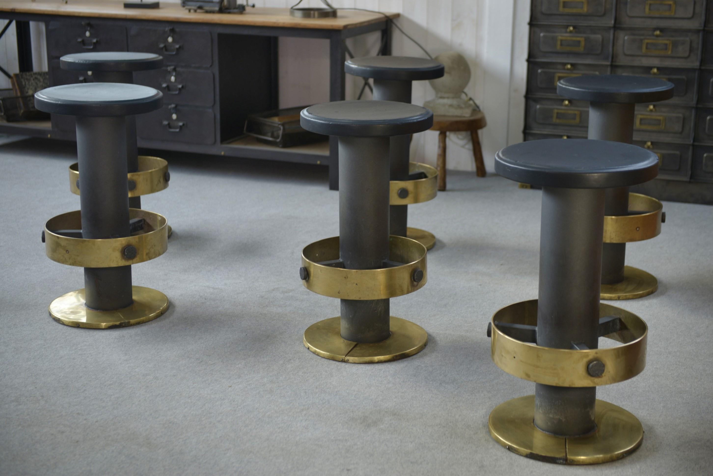 Ensemble de 6 tabourets en acier et laiton 1980's en vente 1