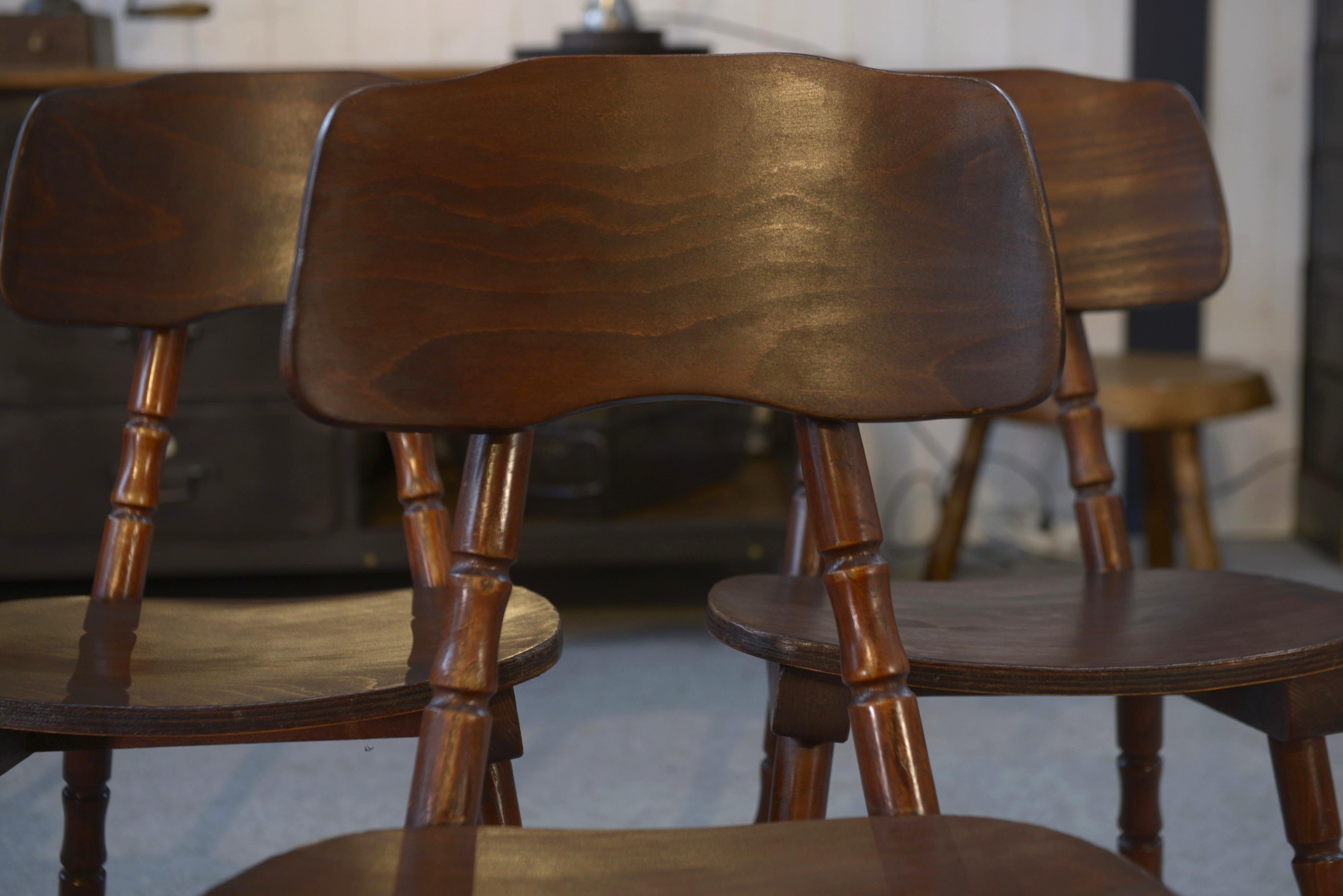 French Ensemble de 7 chaises en chêne et contreplaqué de hêtre For Sale