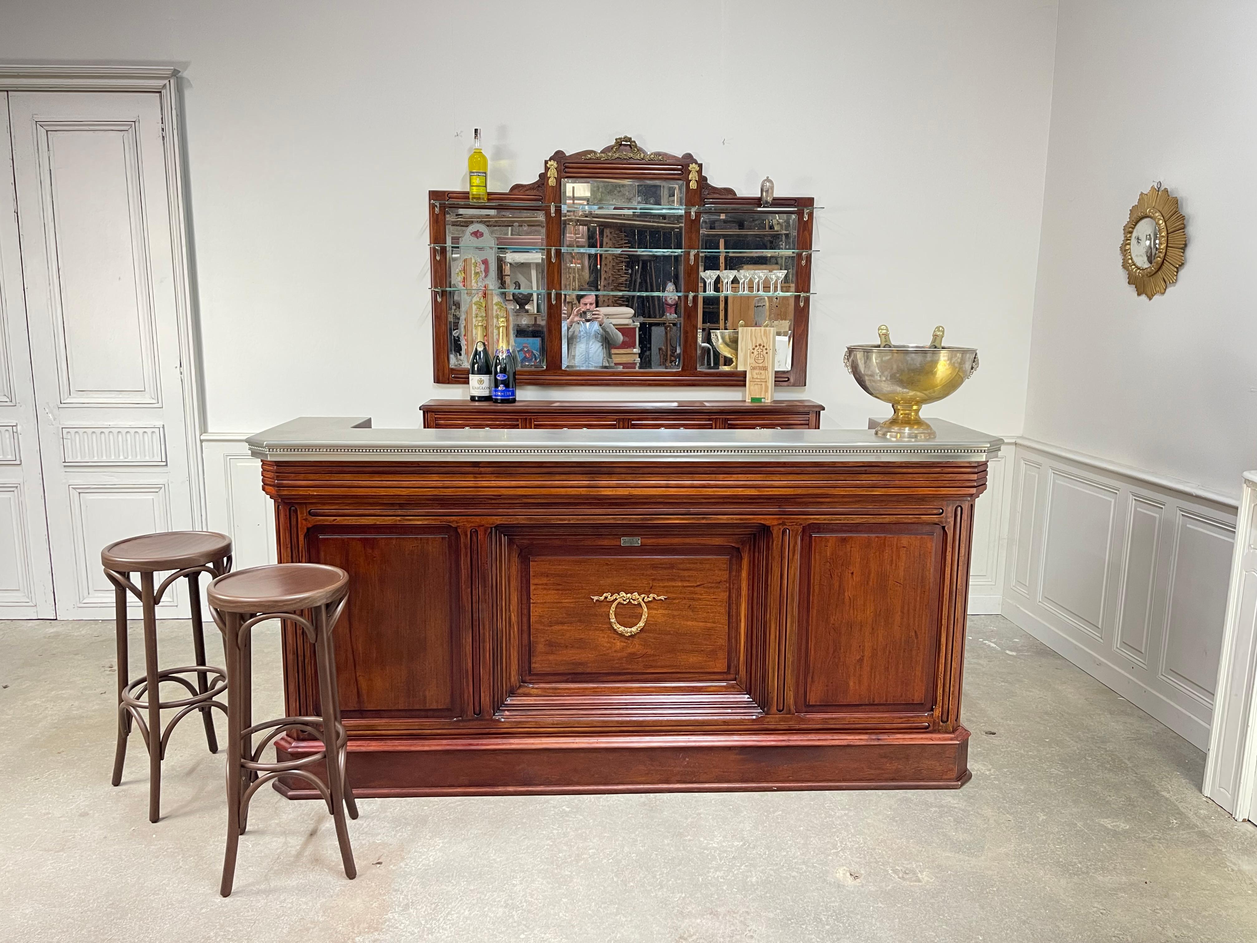 Conjunto de bar completo de los años 1920-1930 compuesto por un bar en étain y noyer, un arrière de bar réalisé également en noyer foncé et un vaste miroir-étagère, le tout entièrement restauré.
Une pépite en superbe état, avec une cave à vin, de