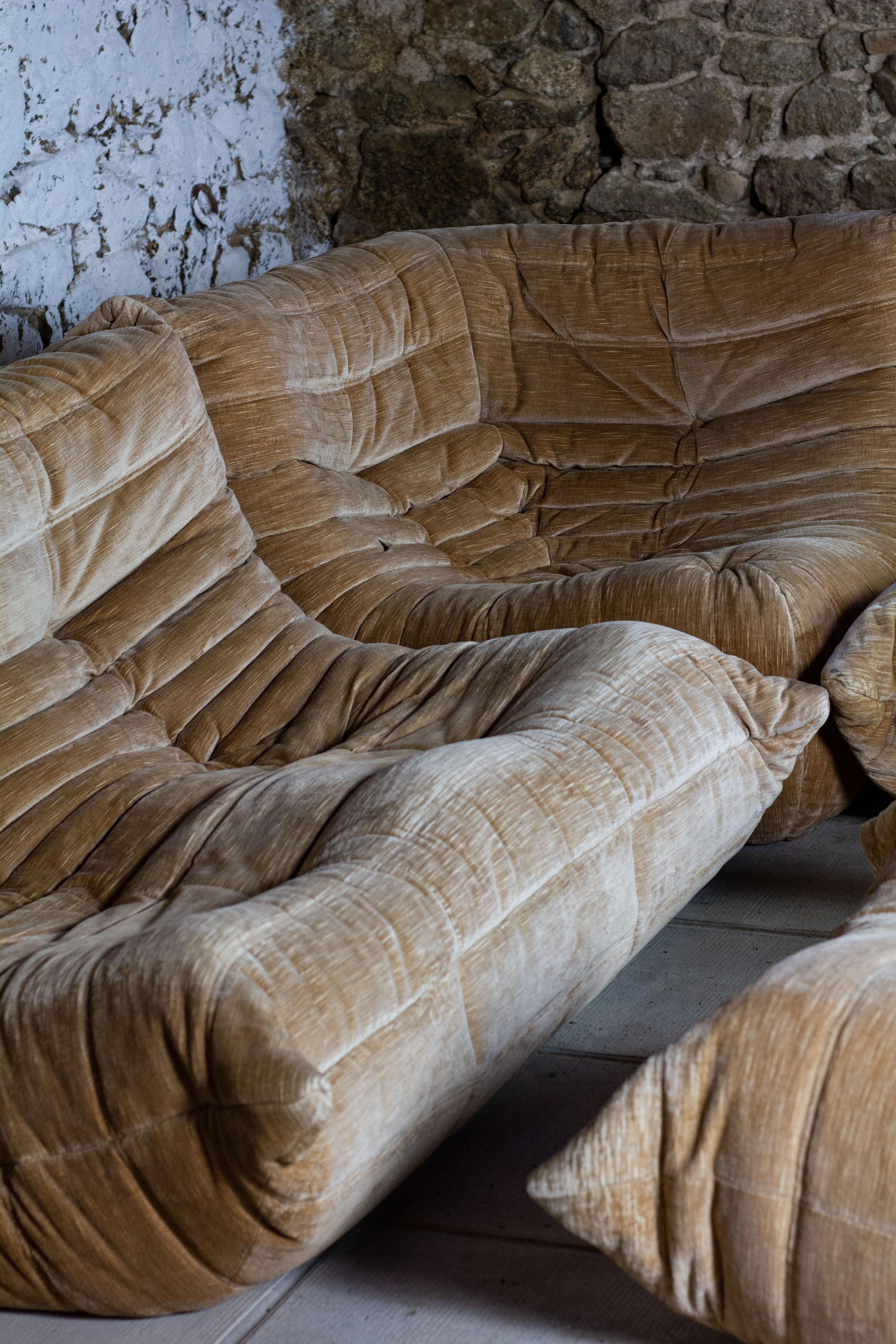 Ensemble de canapés Togo velours beige de Michel Ducaroy, LIGNE ROSET en vente 6