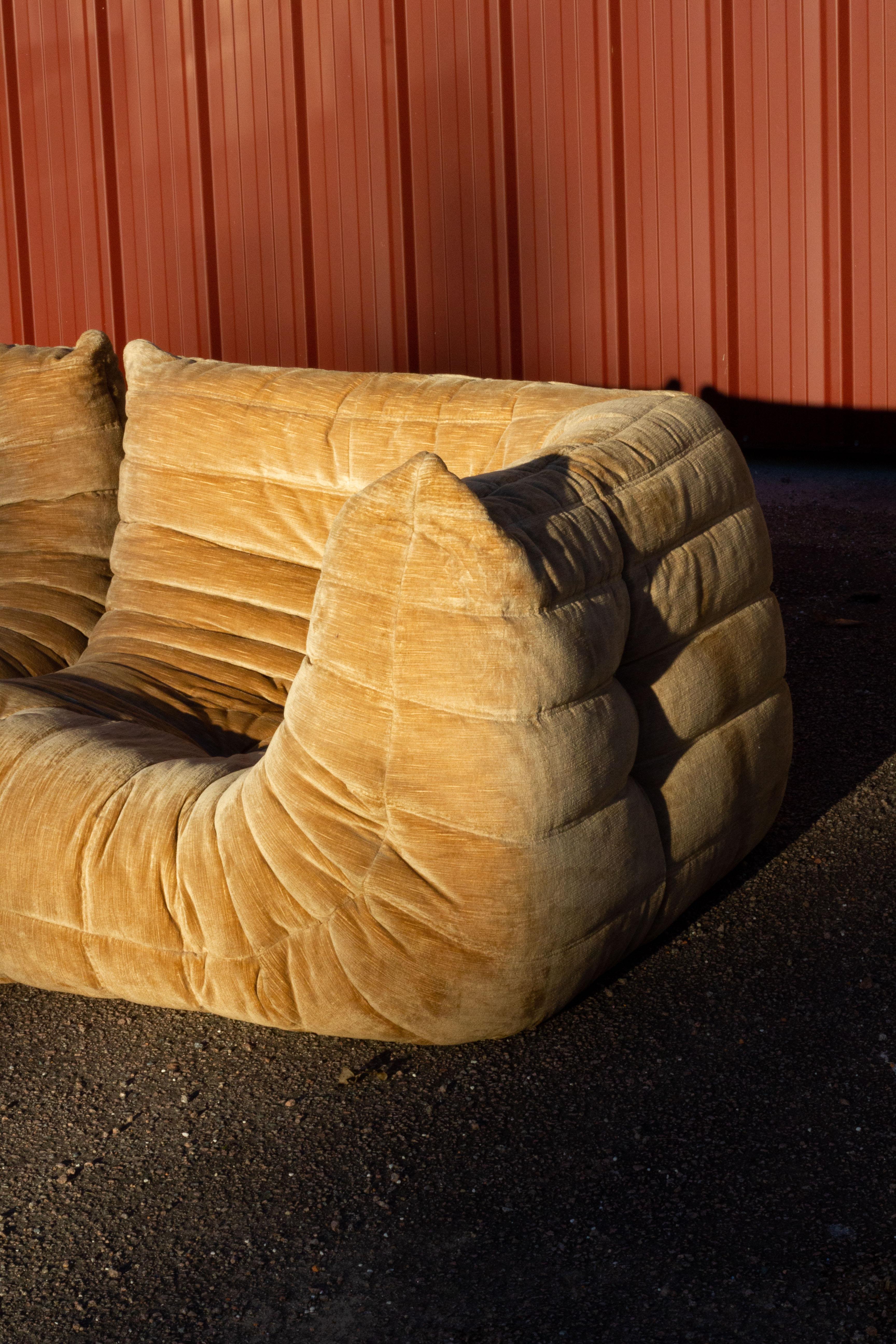 Ensemble de canapés Togo velours beige de Michel Ducaroy, LIGNE ROSET en vente 11