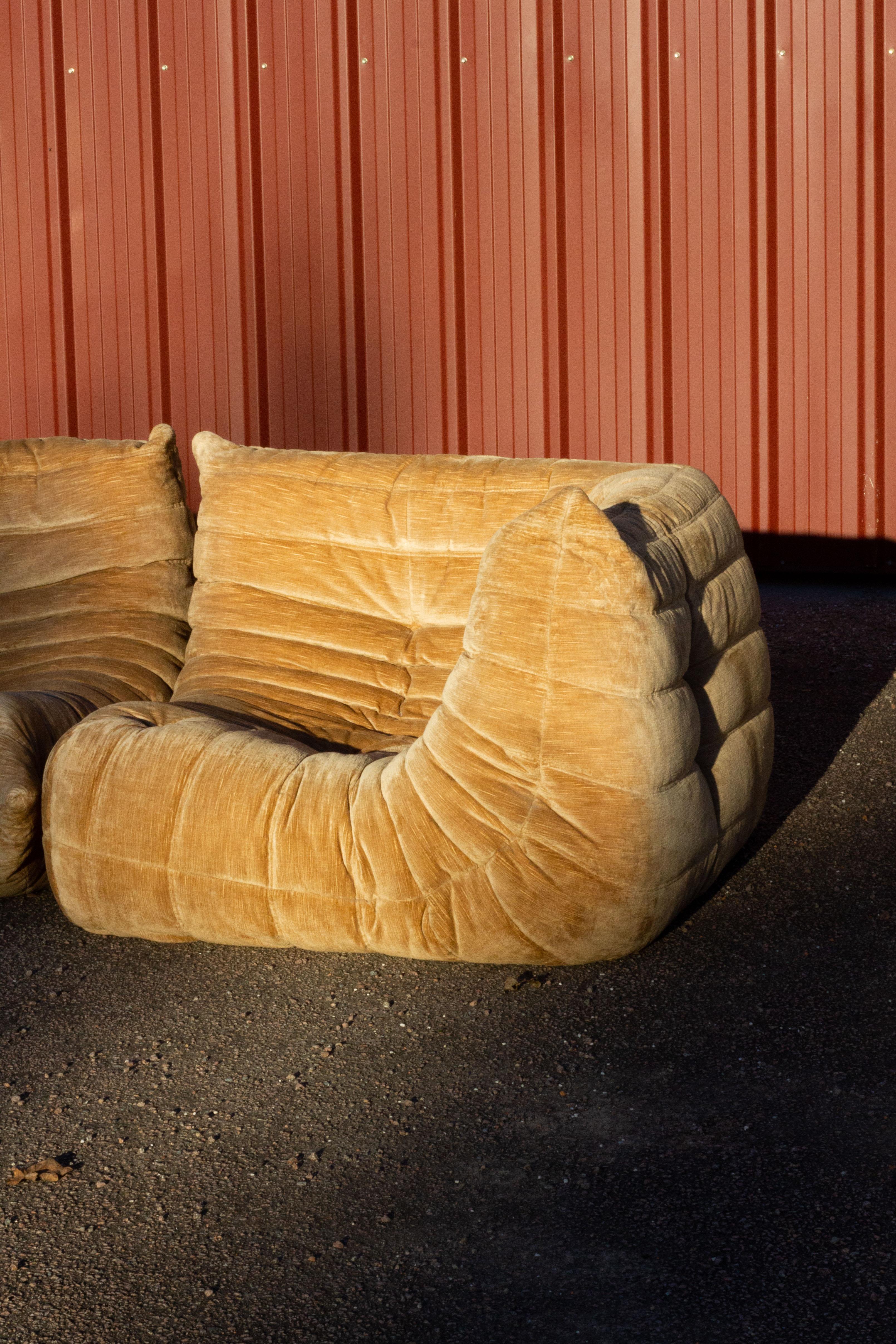 Ensemble de canapés Togo velours beige de Michel Ducaroy, LIGNE ROSET en vente 12