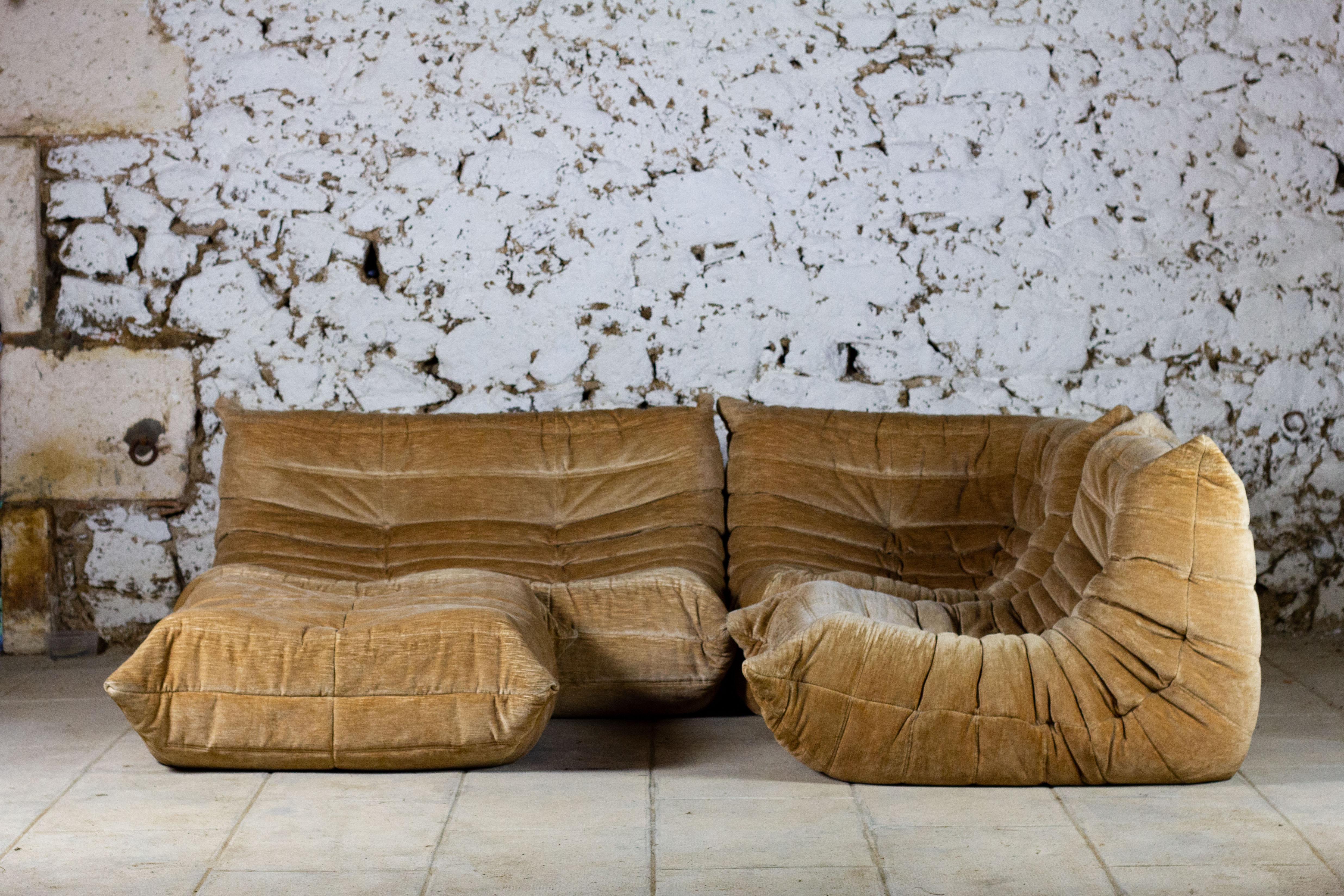 Mid-Century Modern Ensemble de canapés Togo velours beige de Michel Ducaroy, LIGNE ROSET en vente