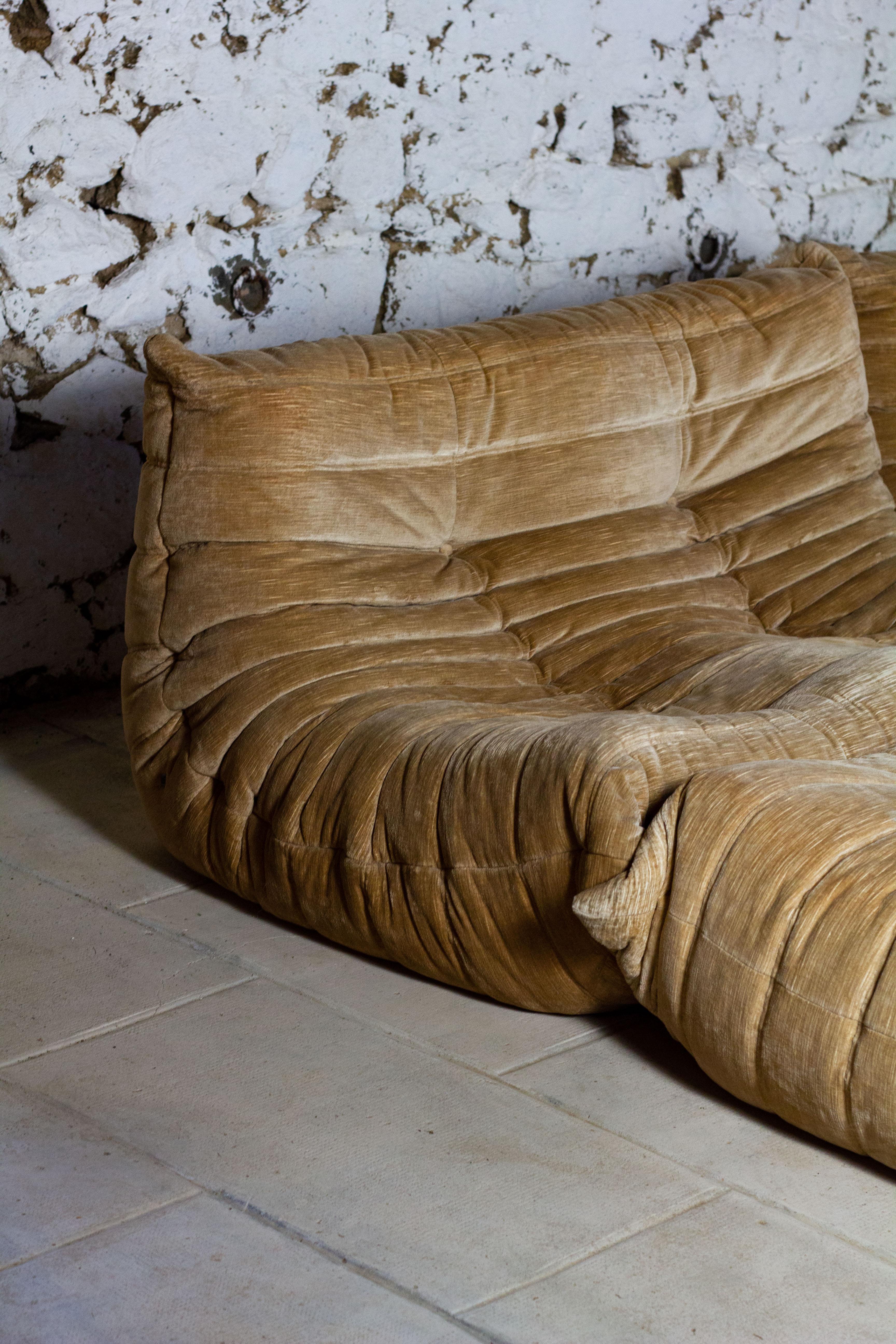 Français Ensemble de canapés Togo velours beige de Michel Ducaroy, LIGNE ROSET en vente