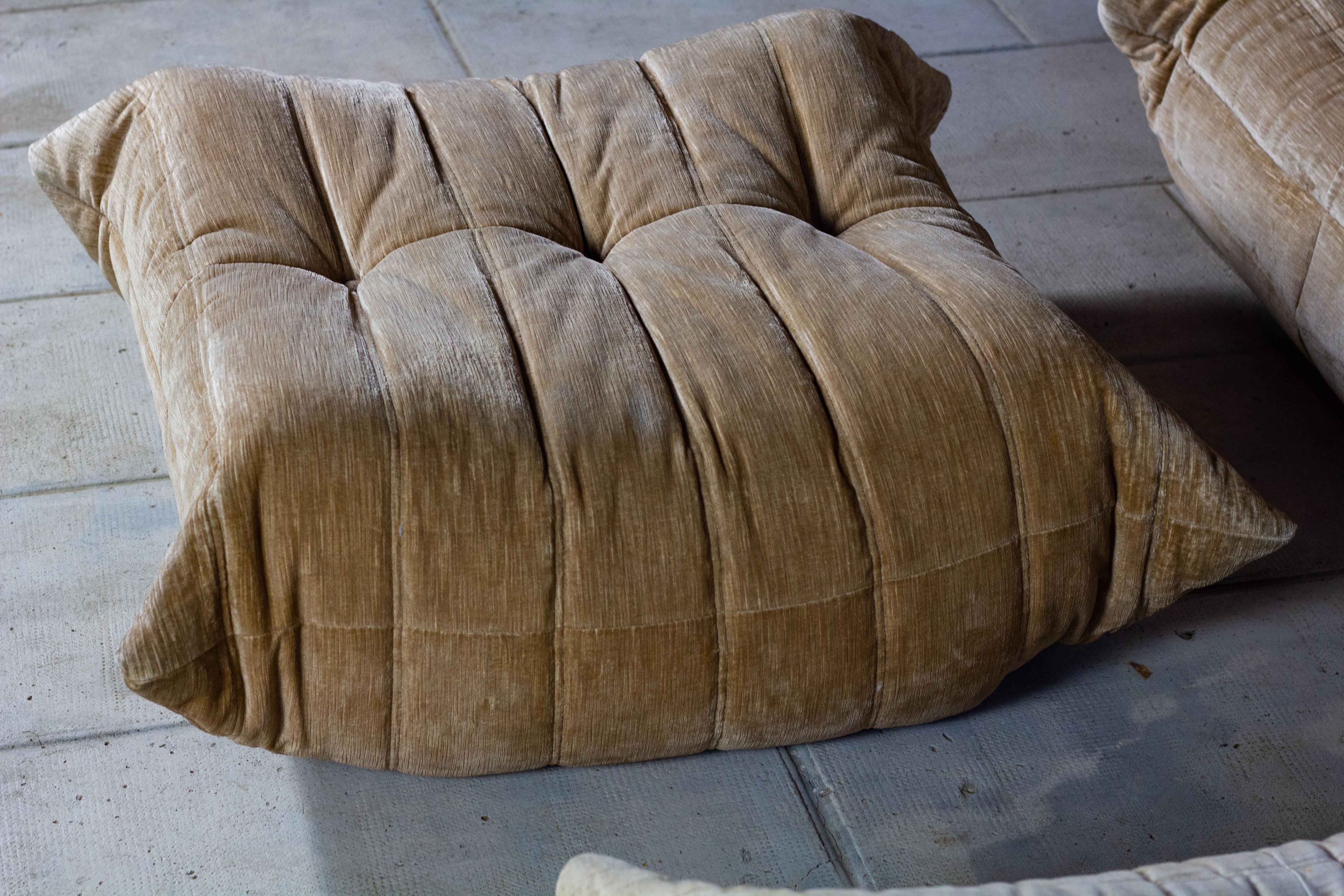 Ensemble de canapés Togo velours beige de Michel Ducaroy, LIGNE ROSET en vente 1