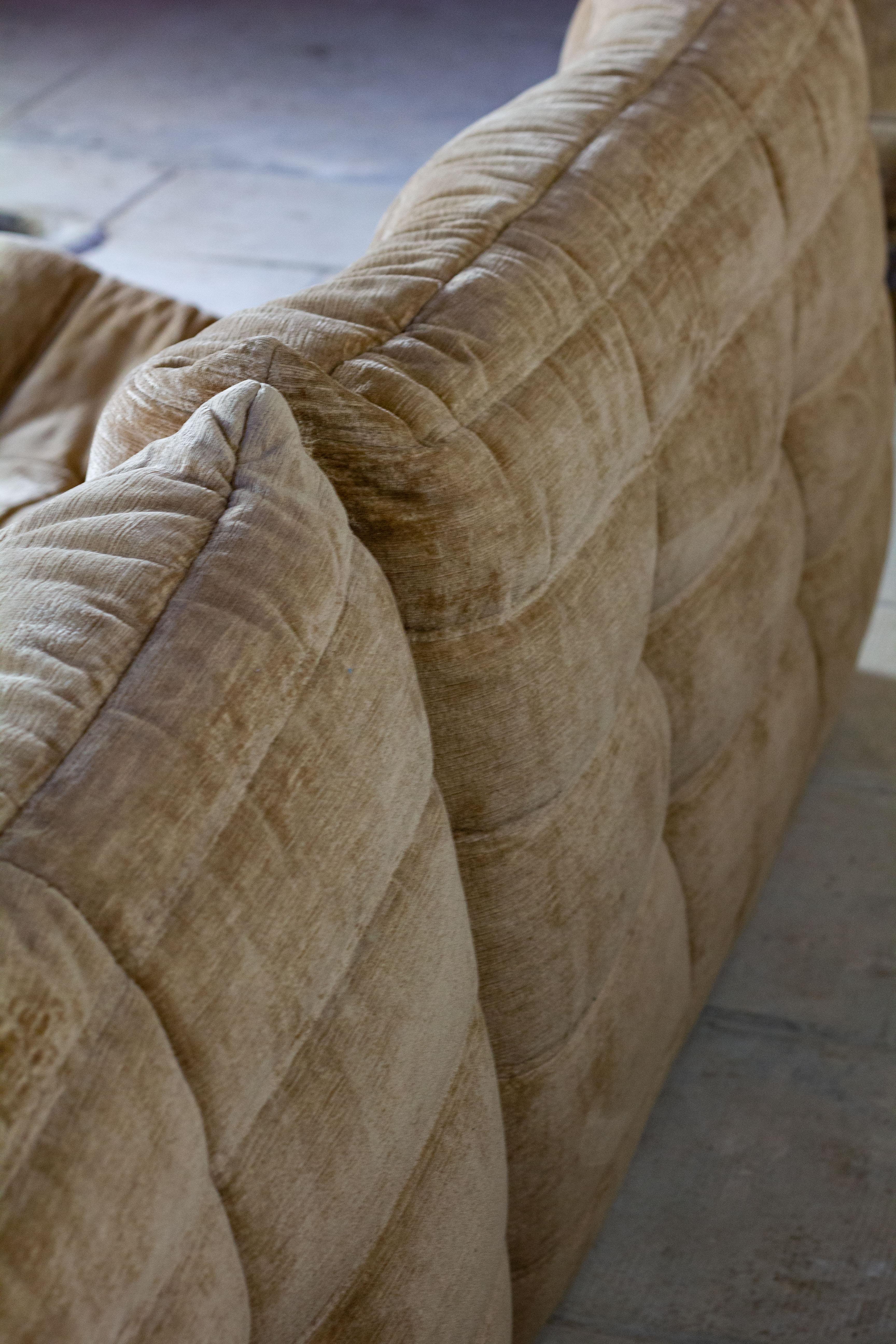 Ensemble de canapés Togo velours beige de Michel Ducaroy, LIGNE ROSET en vente 2