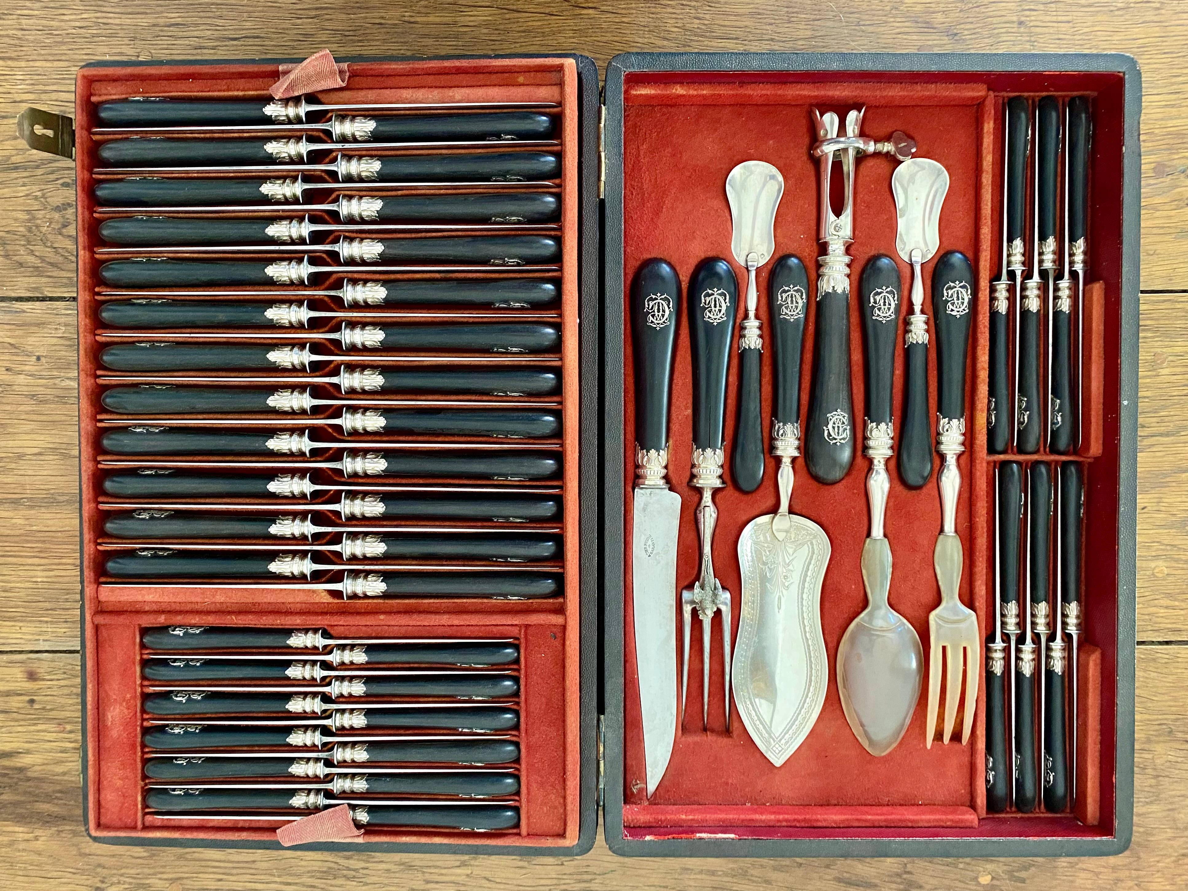 Ensemble unique de 48 couteaux et couverts de service en ébène et argent massif, datant de l'époque Napoléon III.
Ce coffret  se compose de 24 grands couteaux, 24 petits couteaux, une paire de couverts à salade, une pince à gigot, deux cuillères à