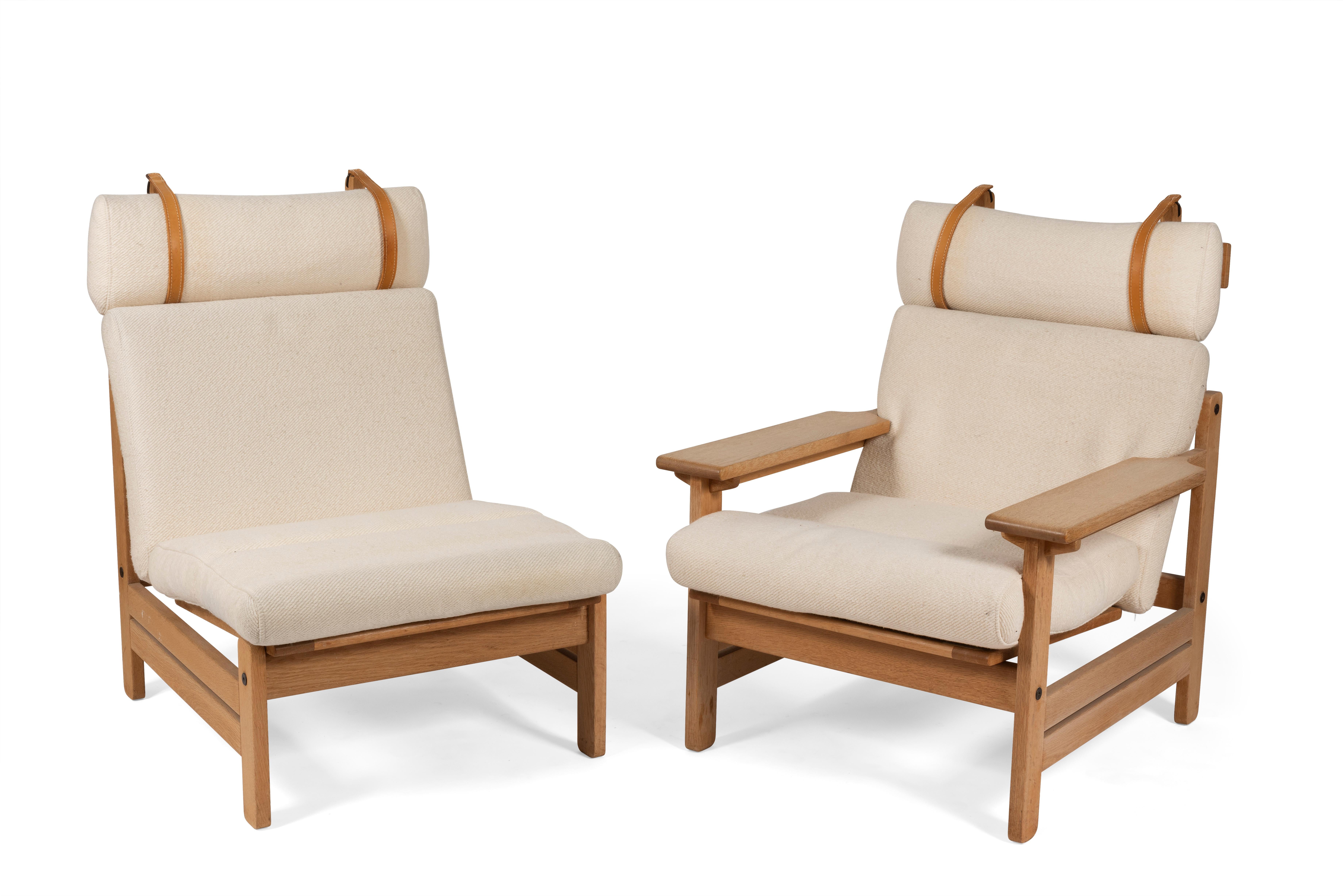 Fauteuil designé par Aksel Dahl et produit par le fabricant danois KP Møbler dans les années 1970.

Ensemble composé de deux fauteuils avec appui-tête dont un avec accoudoirs et de deux fauteuils.

Structure en chêne massif avec des coussins en lin