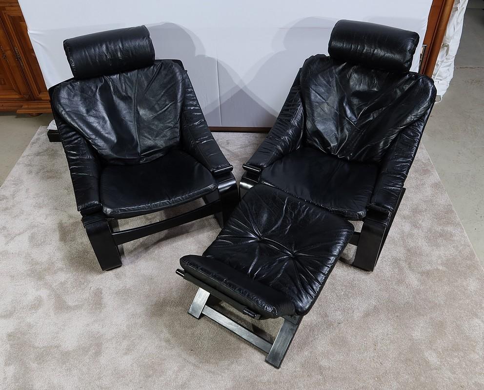 Superb black genuine leather lounge set, consisting of two armchairs and a footstool, designed by Ake Fribyter (1922-1998) and manufactured by the Swedish brand Nelo in the 1970s. They were produced in France by Roche Bobois.
Designed in 1974, the