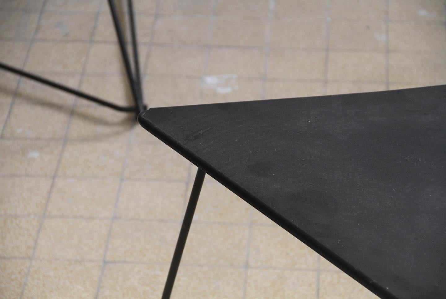 ensemble de salon de Niels Gammelgaard designé pour IKEA dans les années 1980. 

L'ensemble est composé de 4 fauteuils modèle OTI, et une table basse du même modèle. 

Nous avons également les housses d'époque, ce qui est assez rare. 

L'ensemble