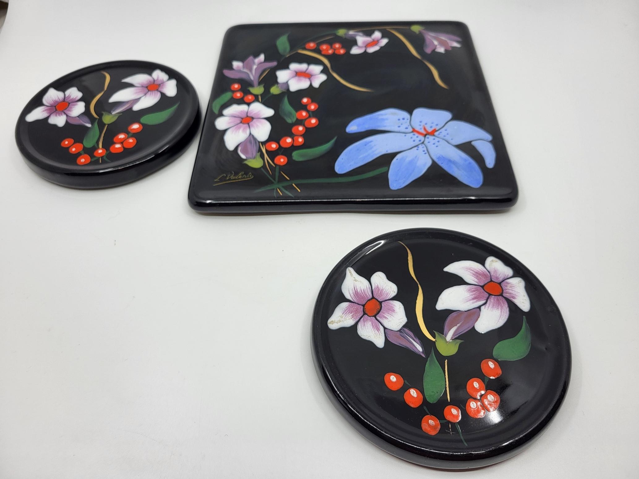 Découvrez cet ensemble charmant qui comprend un dessous de plat et deux dessous de verres en émaux de Longwy, une manufacture emblématique de Lorraine. Seit mehr als 220 Jahren verfügt das Haus über ein außergewöhnliches Know-how bei der Herstellung