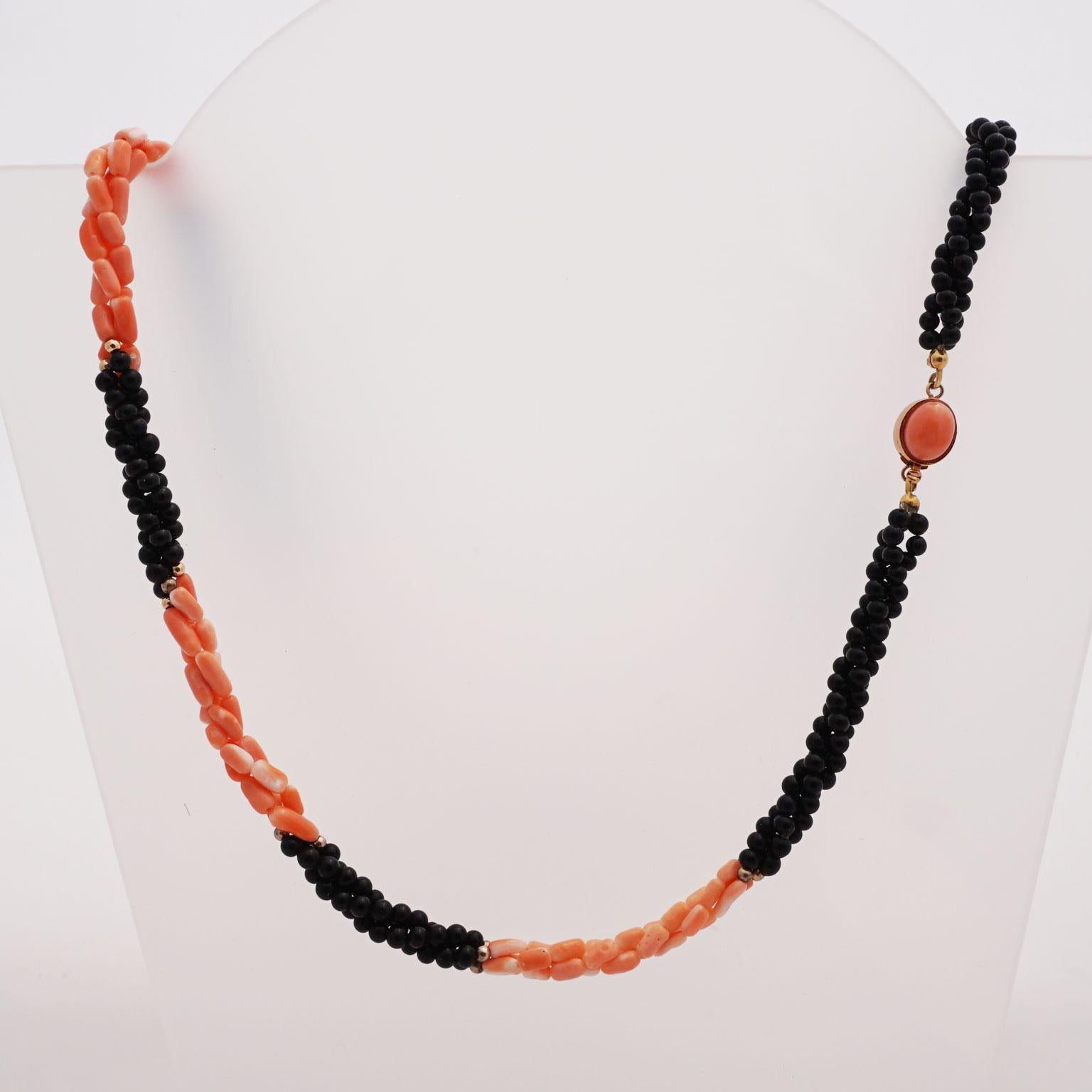 Ensemble of Bracelet and Necklace Coral and Onyx For Sale 1