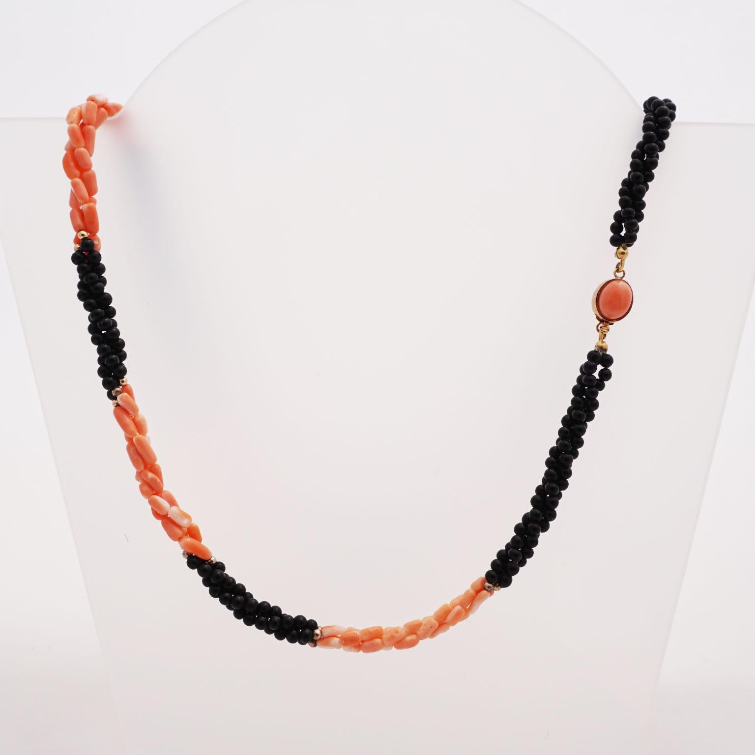 Ensemble of Bracelet and Necklace Coral and Onyx For Sale 2