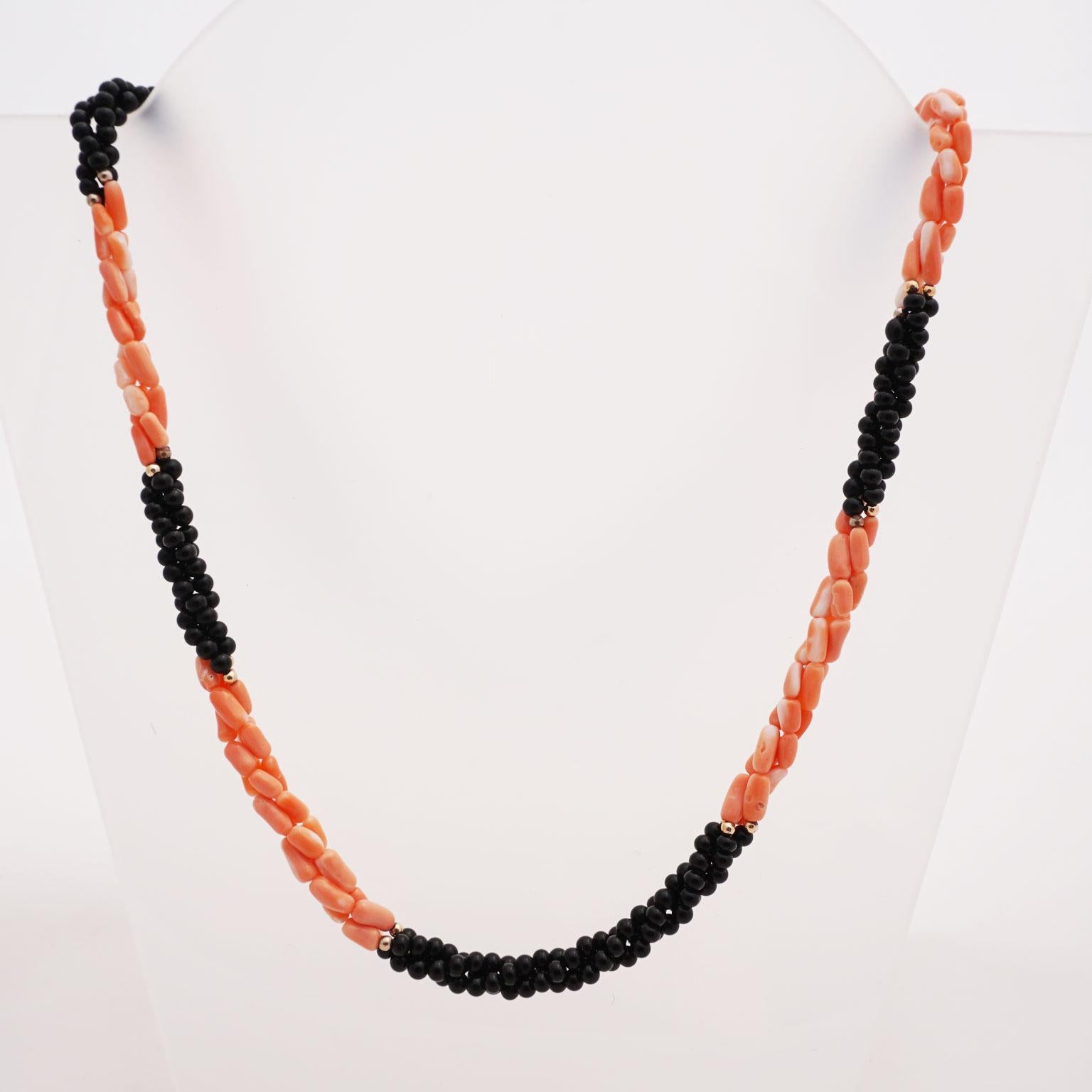 Ensemble of bracelet and necklace coral and onyx
In this fine piece of jewellery, coral and onyx are woven together on several strands. With this classic material mix the deep black onyx and the delicate pink coral come to the fore particularly