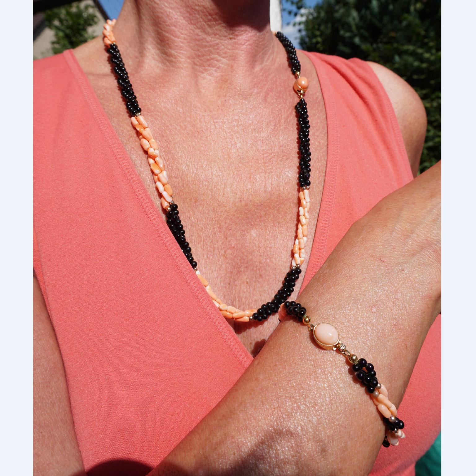 Ensemble di bracciali e collane in corallo e onice In condizioni buone in vendita a Berlin, DE