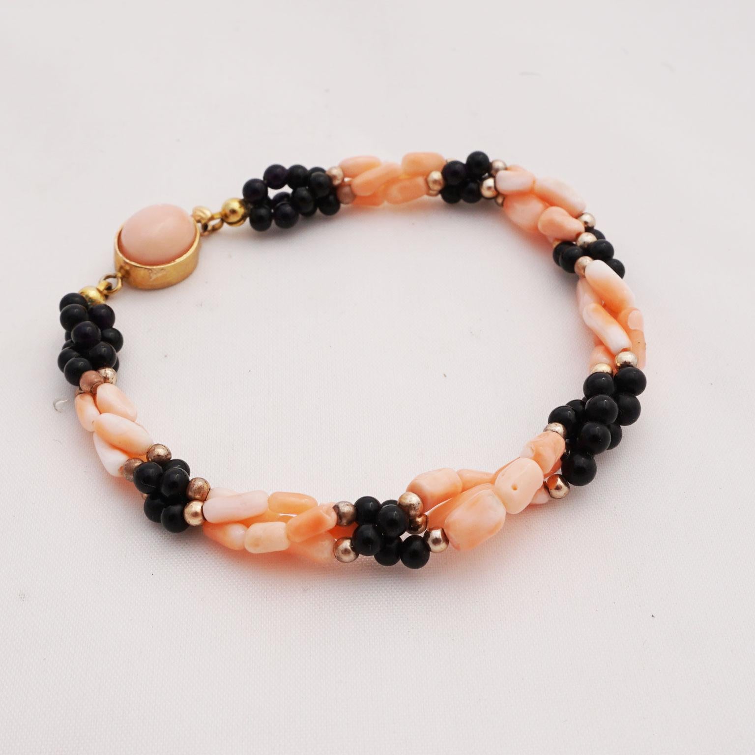 Round Cut Ensemble of Bracelet and Necklace Coral and Onyx For Sale