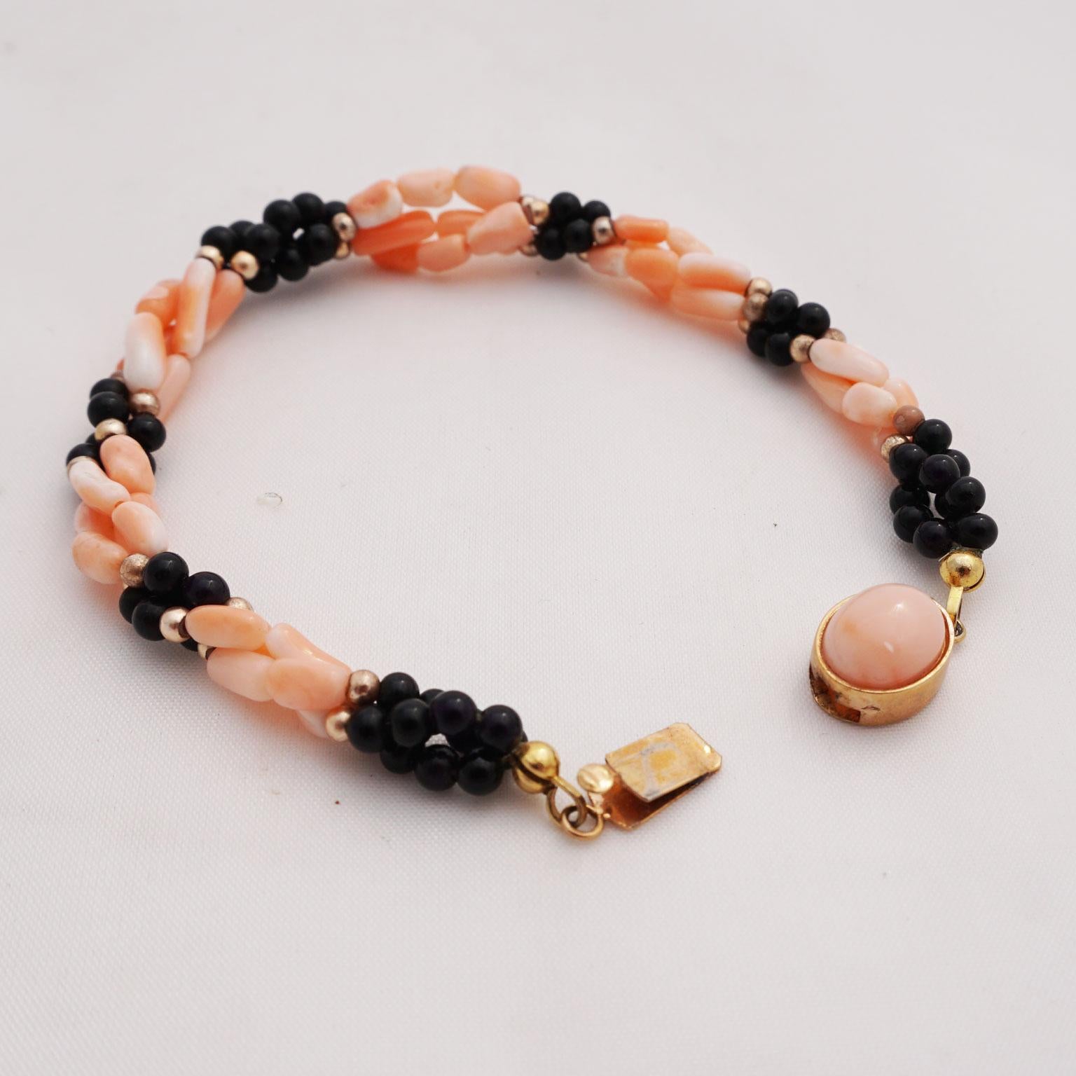 Women's Ensemble of Bracelet and Necklace Coral and Onyx For Sale