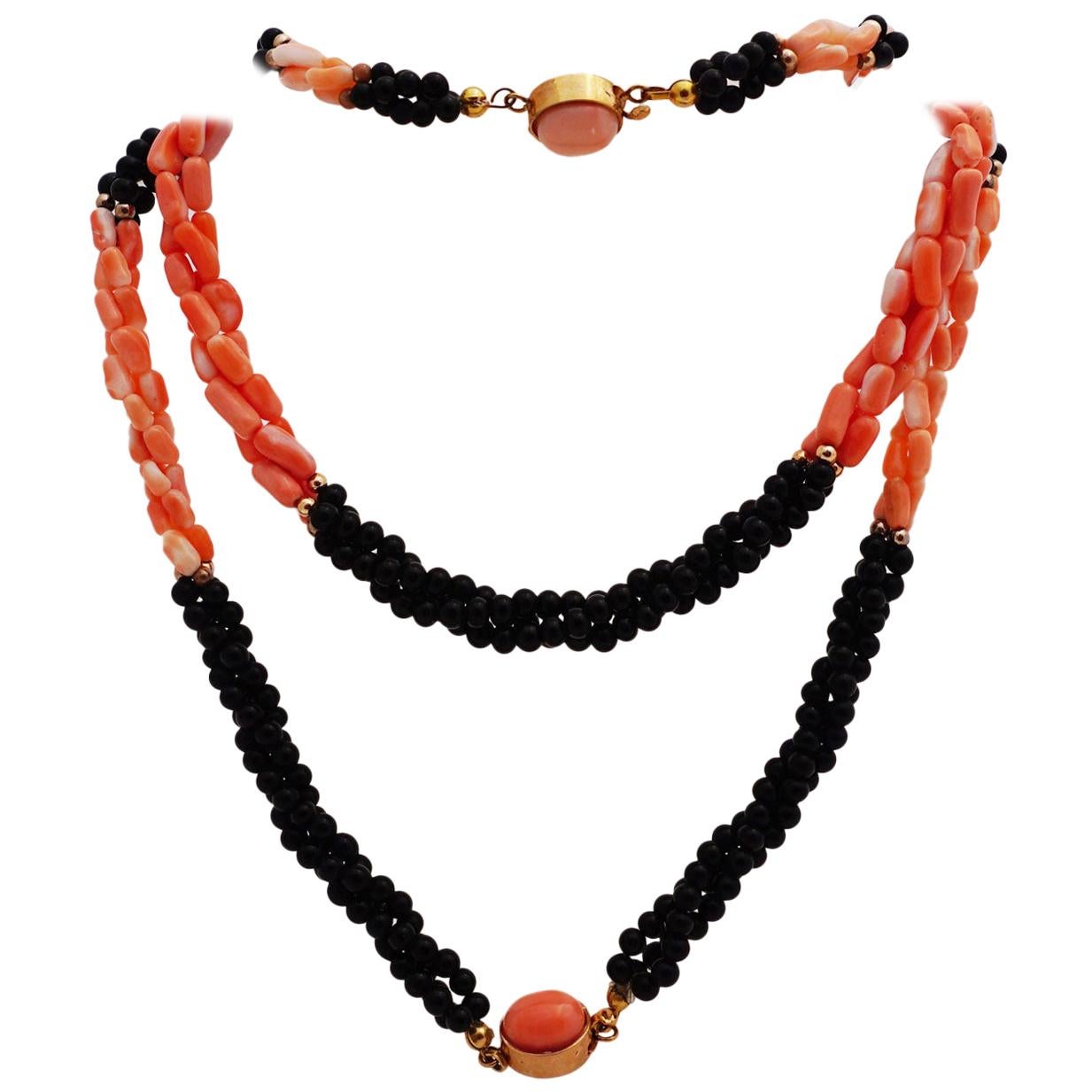 Ensemble of Bracelet and Necklace Coral and Onyx For Sale