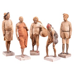 Ensemble indischer Terrakotta-Figuren mit Linnenbekleidung.