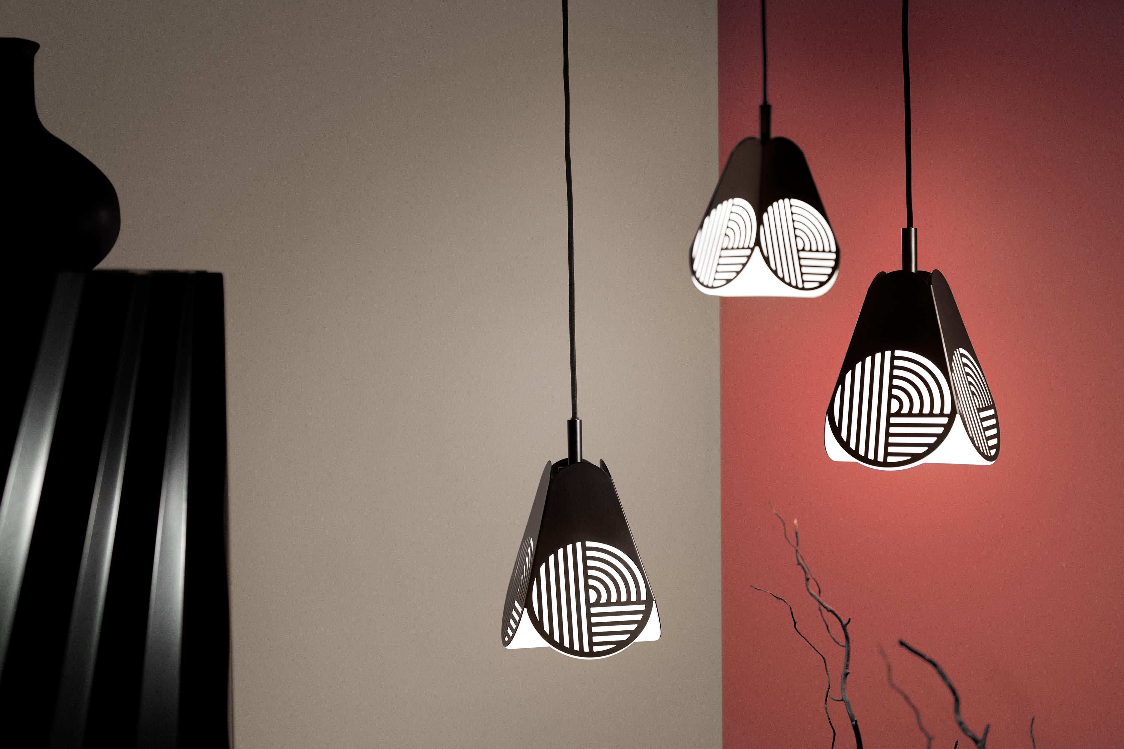 Moderne Ensemble de lampes à suspension noires par Bower Studio en vente