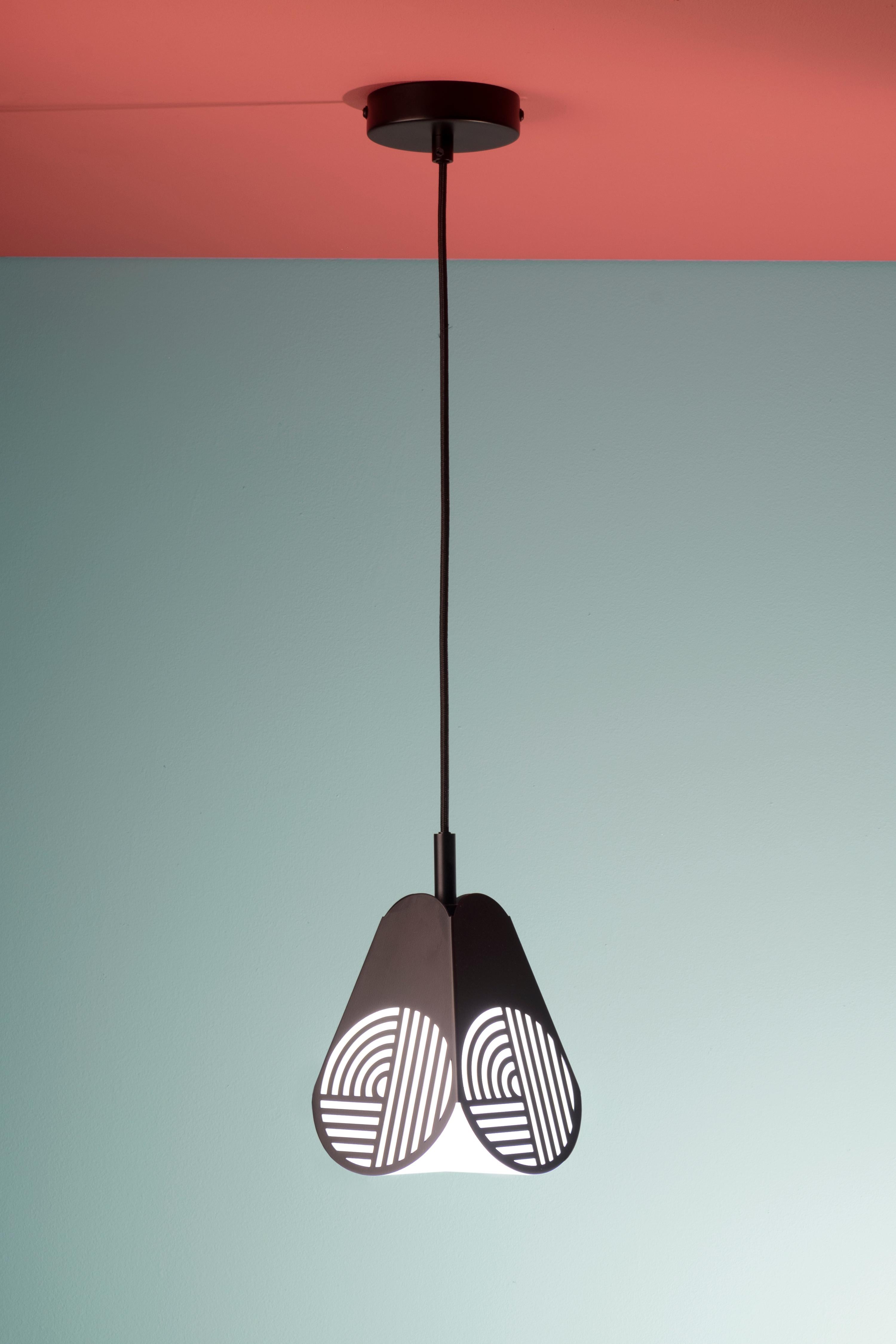 Fer Ensemble de lampes à suspension noires par Bower Studio en vente