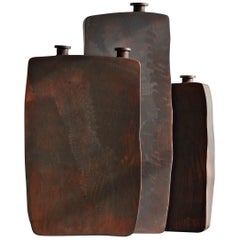 Ensemble aus drei braunen Flaschen von Lukasz Friedrich