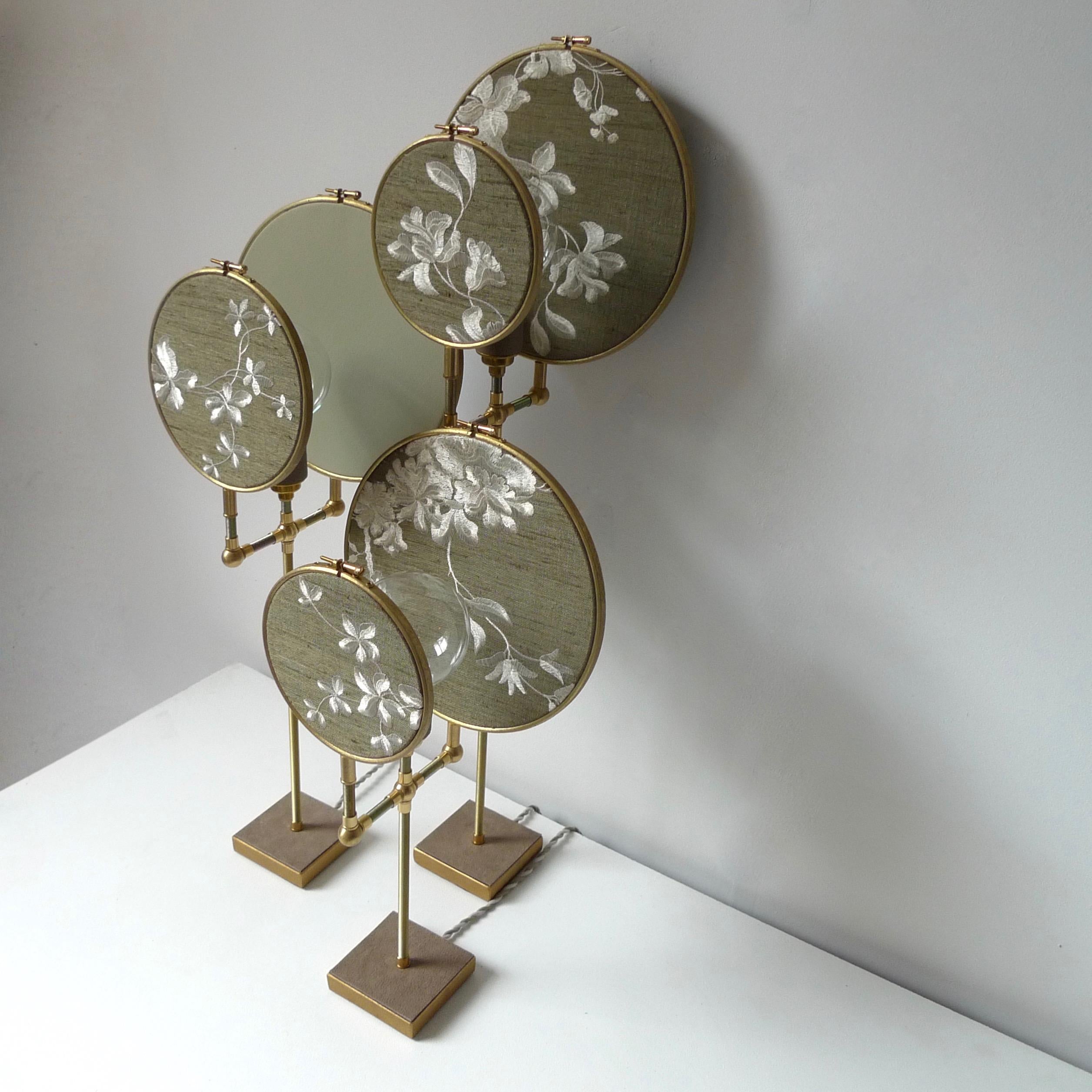 Ensemble de trois lampes de table, Sander Bottinga
Fabriqués à la main en laiton, cuir, bois et lin imprimé et peint à la main.
Un variateur de lumière est incrusté de cuir.
Disponible également en différentes couleurs.
Dimensions :
H 83 x L 27 x P