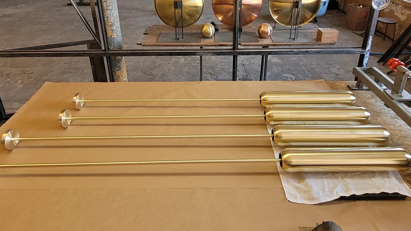 XXI secolo e contemporaneo Ensemble di tre lampade a sospensione scultoree in ottone U2 di Jan Garncarek in vendita