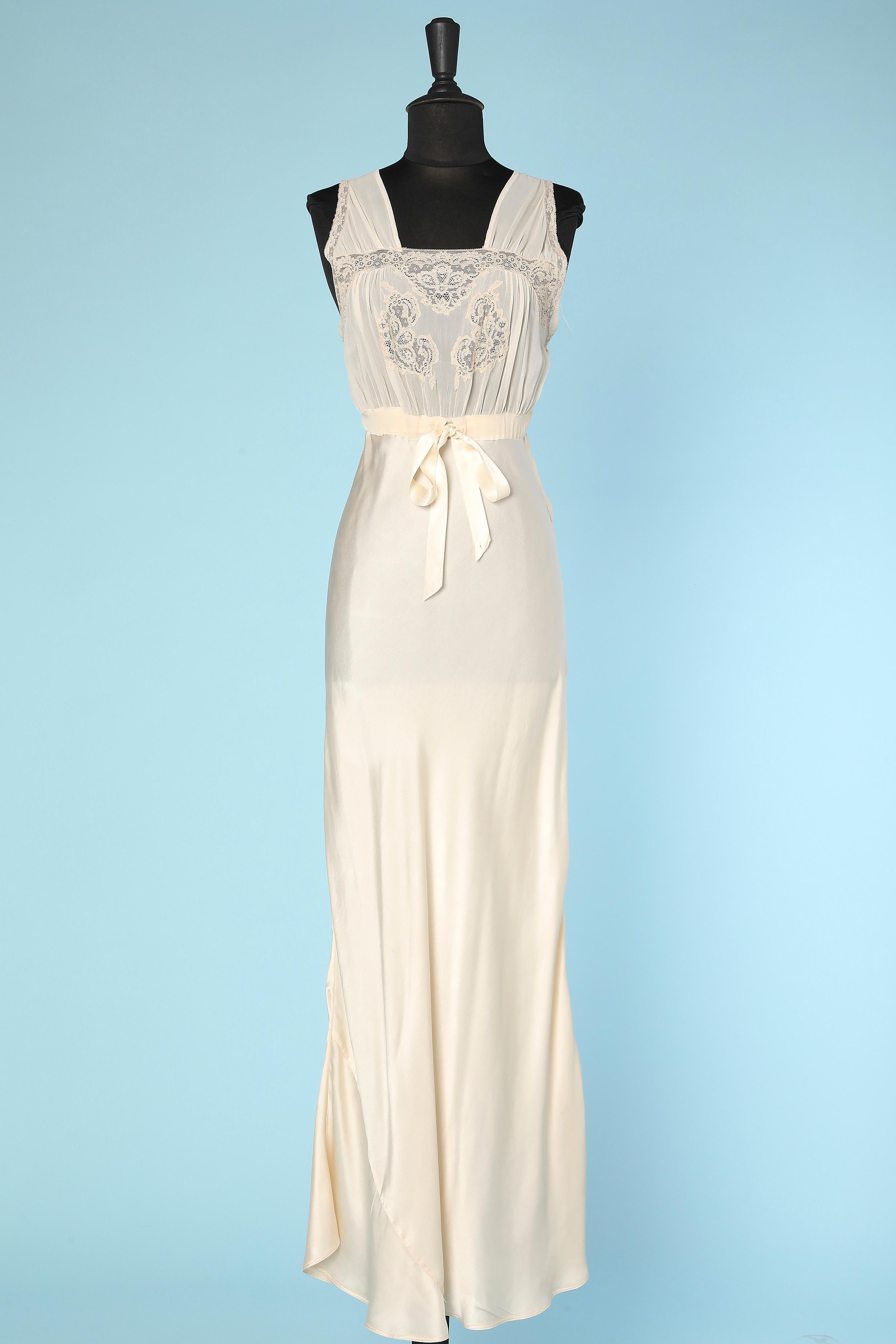 White Ensemble Robe and night gown in silk and lace appliqué By Lady Duff Circa 1930 For Sale