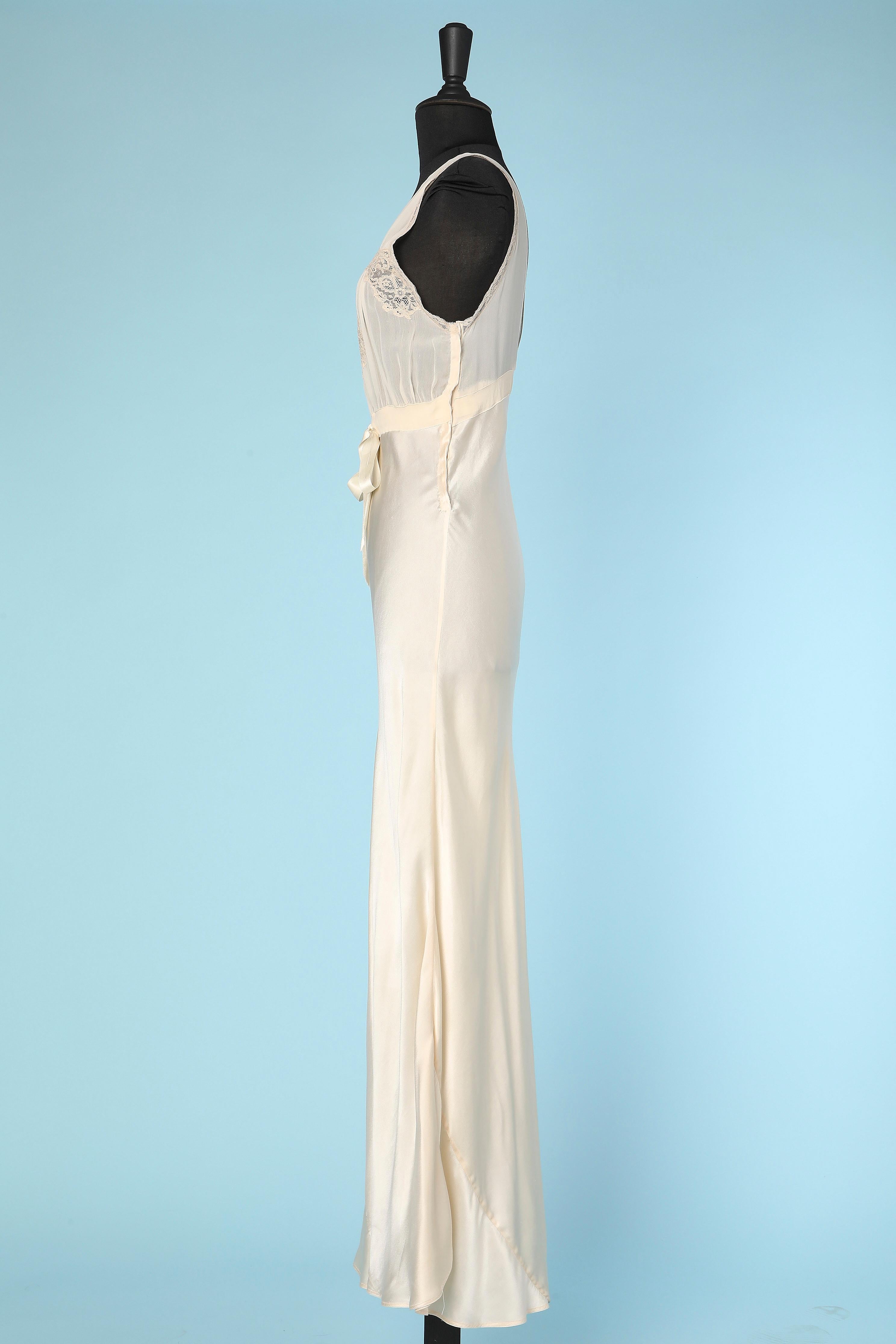 Ensemble Robe and night gown in silk and lace appliqué By Lady Duff Circa 1930 For Sale 1